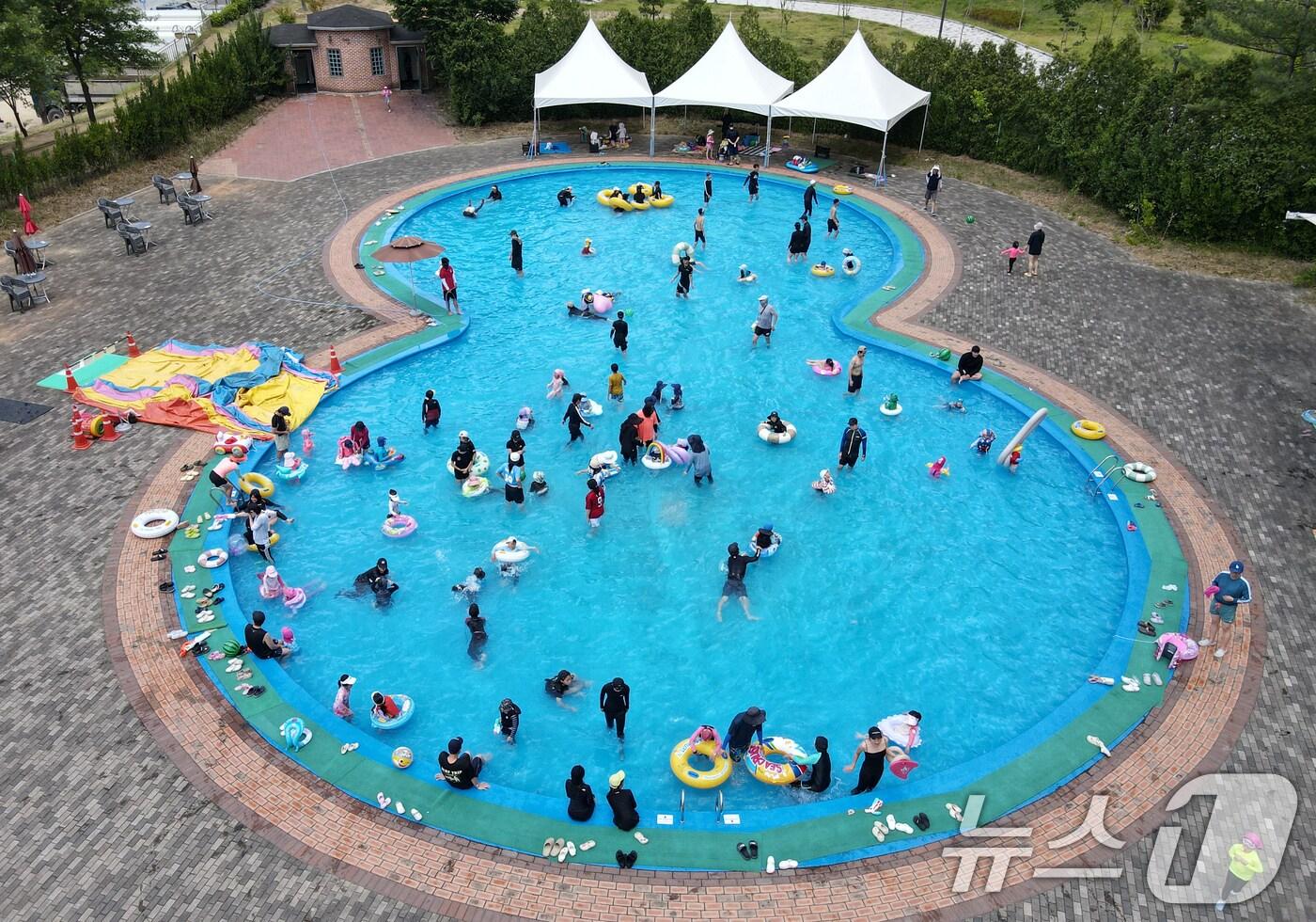 14일 대전·충남은 대부분의 지역에 가끔 비가 내릴 것으로 예보됐다. 대전 대덕구 로하스산호빛공원 야외수영장에서 시민들이 더위를 식히고 있다. /뉴스1 ⓒ News1 김기태 기자