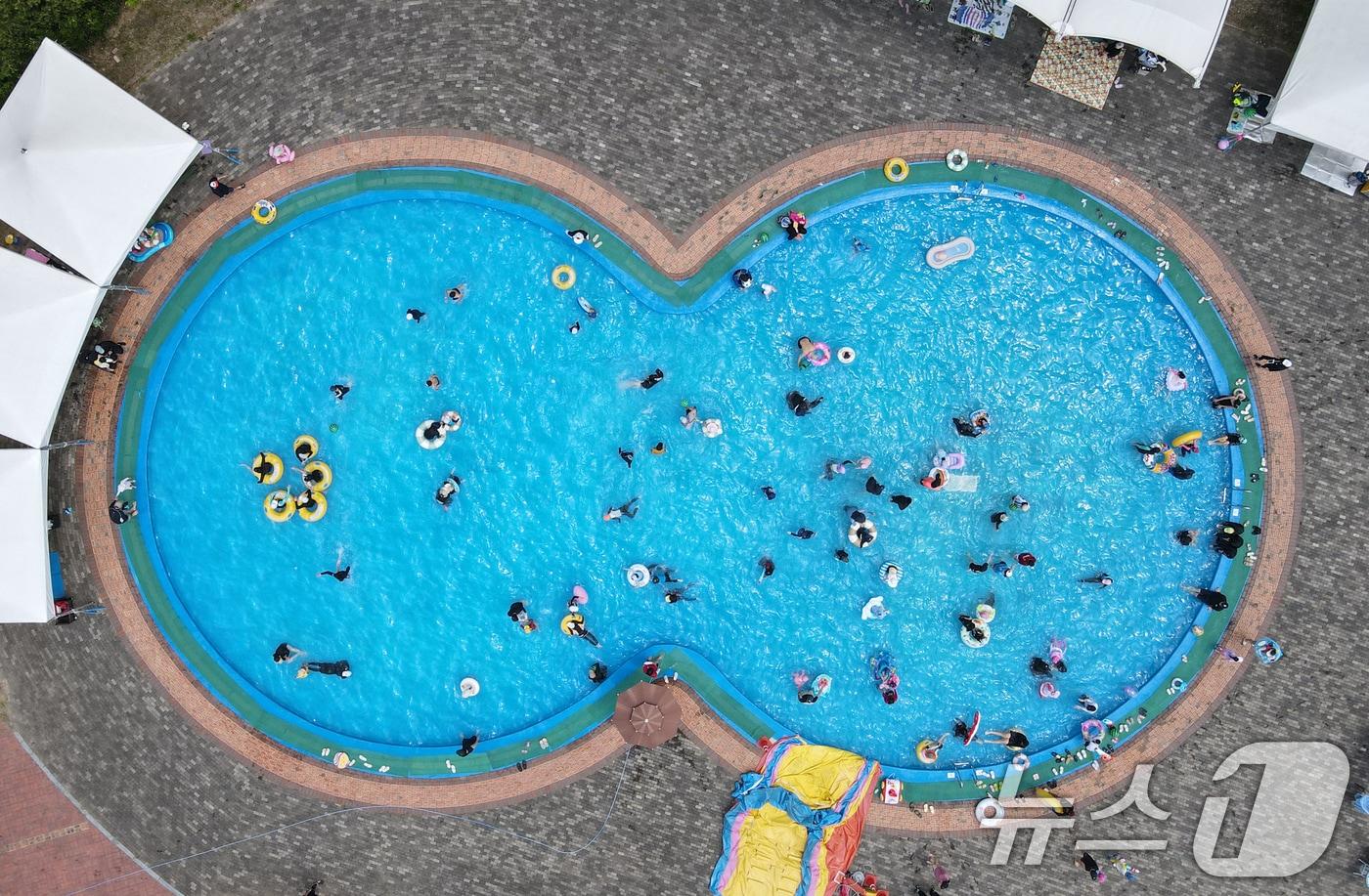 2일 폭염주의보가 내려진 대전·충남은 내륙을 중심으로 최고체감온도가 33~35도 이상으로 올라 매우 더울 것으로 예보됐다. 대전 대덕구 로하스산호빛공원 야외수영장에서 시민들이 더위를 식히고 있다. /뉴스1 ⓒ News1 김기태 기자