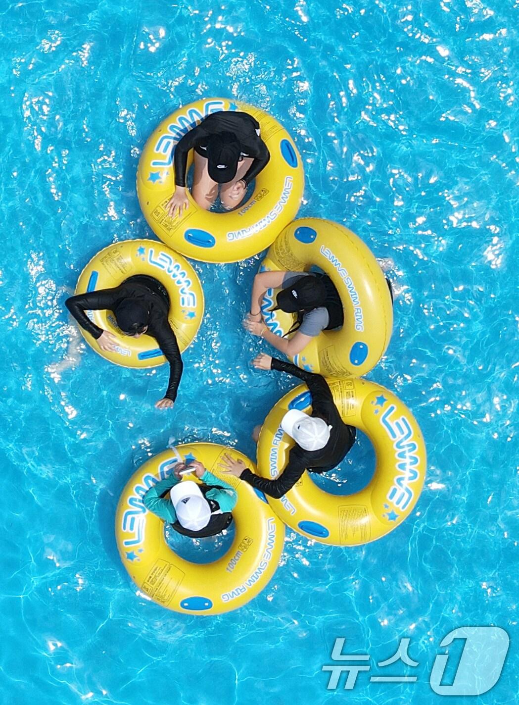 본문 이미지 - 1일 대전·충남은 내륙을 중심으로 최고체감온도가 33도 이상으로 올라 매우 더울 것으로 예보됐다. 대전 대덕구 로하스산호빛공원 야외수영장에서 시민들이 더위를 식히고 있다. /뉴스1 ⓒ News1 김기태 기자