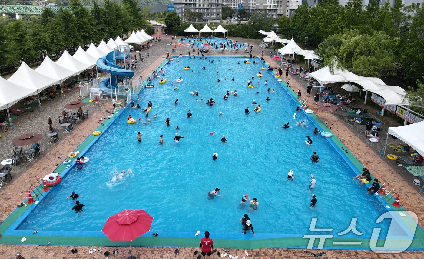 30일 대전·충남은 내륙을 중심으로 최고체감온도가 33도 이상으로 올라 매우 더울 것으로 예보됐다. 대전 대덕구 로하스산호빛공원 야외수영장에서 시민들이 더위를 식히고 있다. /뉴스1 ⓒ News1 김기태 기자