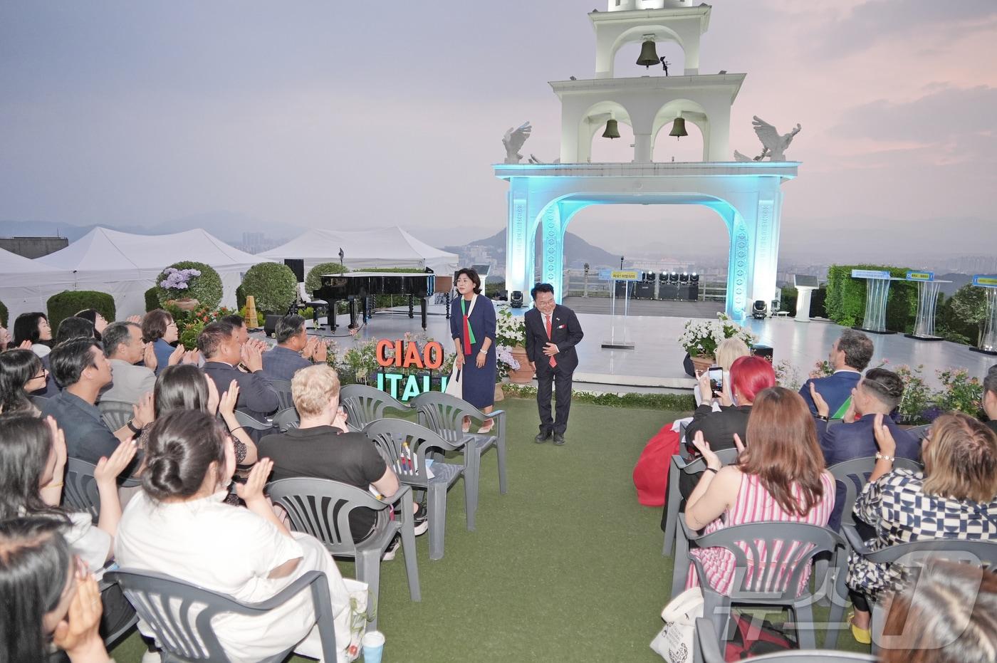 제5회 챠오! 이탈리아 개막식이 지난 7일 저녁 춘천 동면 장학리 산토리니 야외무대에서 열렸다. 이날 개막식은 춘천시립합창단과 국내 정상급 성악가 바리톤 송기창, 소프라노 김순영, 이탈리아 성악가, 클래식 연주자들의 무대로 관객들의 박수 갈채를 받았다.(춘천시 제공, 재판매 및 DB금지) 2025.6.8/뉴스1 ⓒ News1 한귀섭 기자