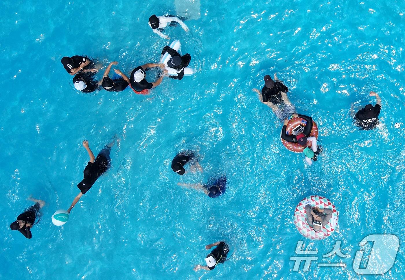 대전 대덕구 로하스산호빛공원 야외수영장에서 시민들이 더위를 식히고 있다. /뉴스1 ⓒ News1 김기태 기자