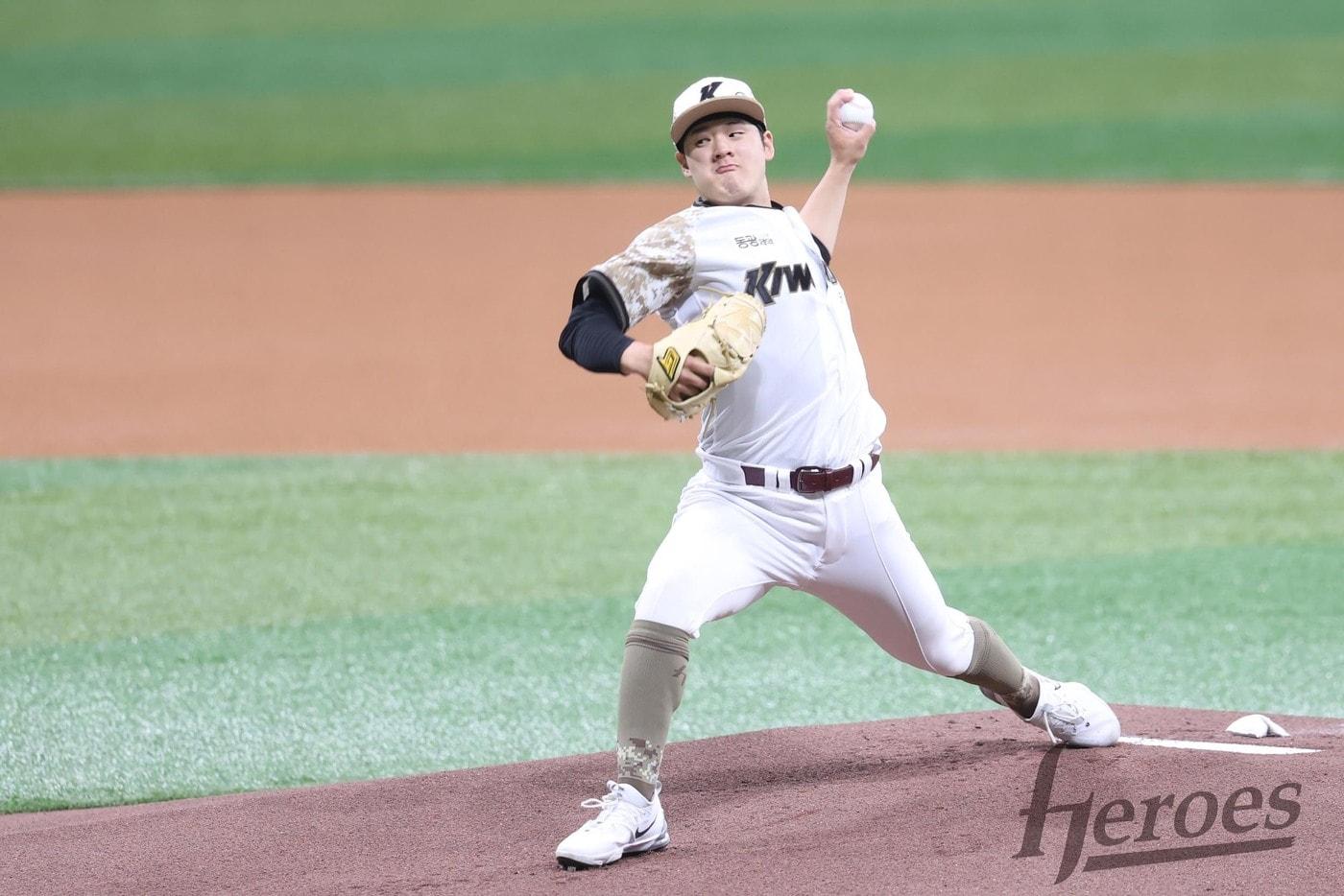 키움 히어로즈 신인 투수 정현우가 8일 열린 KBO리그 고척 LG 트윈스전에서 선발 투수로 등판해 역투하고 있다. &#40;키움 히어로즈 제공&#41;
