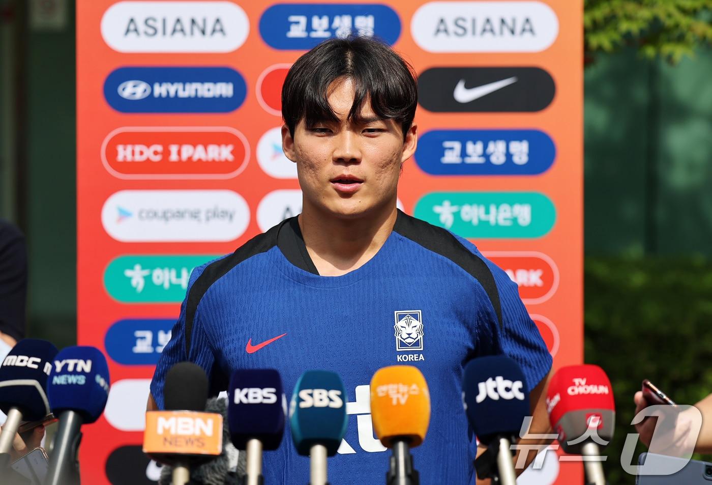대한민국 축구 국가대표팀 오현규가 8일 오후 경기도 파주시 축구 국가대표 트레이닝센터&#40;NFC&#41;에서 열린 공개 훈련에 앞서 취재진과 인터뷰를 하고 있다2025.6.8/뉴스1 ⓒ News1 오대일 기자