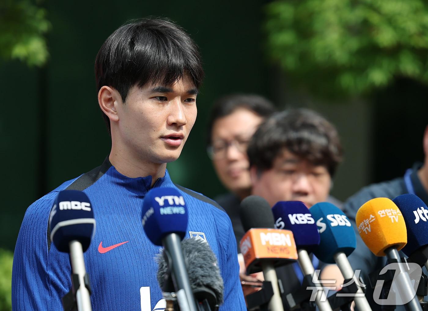 본문 이미지 - 대한민국 축구 국가대표팀 김진규가 8일 오후 경기도 파주시 축구 국가대표 트레이닝센터&#40;NFC&#41;에서 열린 공개 훈련에 앞서 취재진과 인터뷰를 하고 있다.  2025.6.8/뉴스1 ⓒ News1 오대일 기자