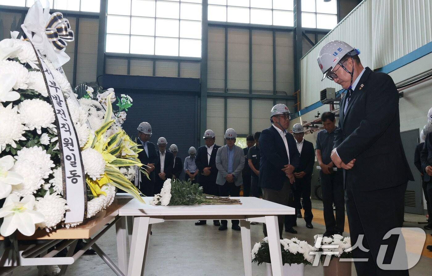 우원식 국회의장이 8일 충남 태안군 한국서부발전 태안화력발전소를 찾아 하청노동자 고 김충현 씨의 사고현장에서 헌화 및 묵념하고 있다. (국회의장실 제공. 재판매 및 DB 금지) 2025.6.8/뉴스1