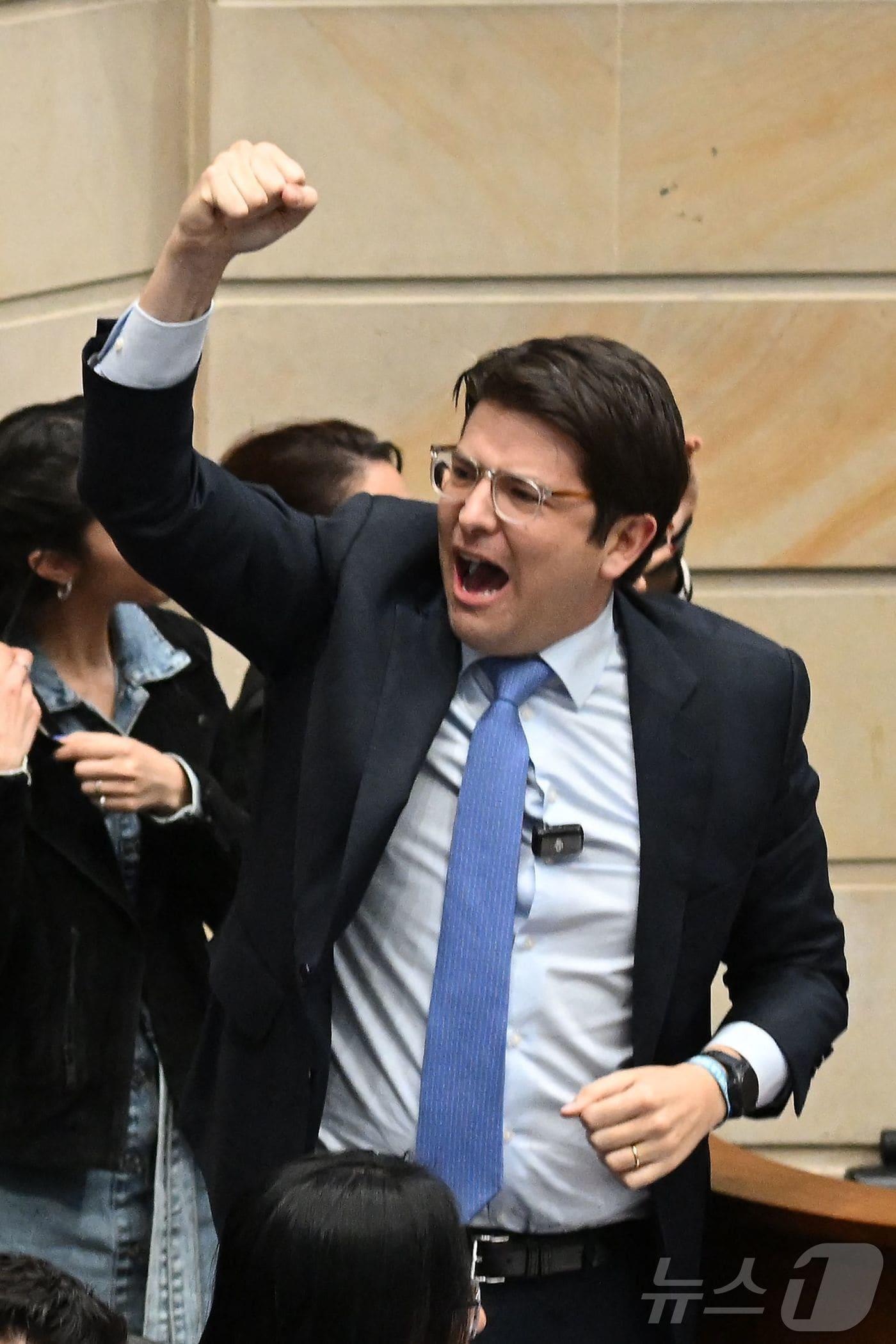 본문 이미지 - 콜롬비아 보수 야권의 유력 대선 후보인 미구엘 우리베 투르바이 상원의원이 7일(현지시간) 보고타에서 선거 유세 도중 피격당했다. 2025.6.7. ⓒ AFP=뉴스1 ⓒ News1 이창규 기자