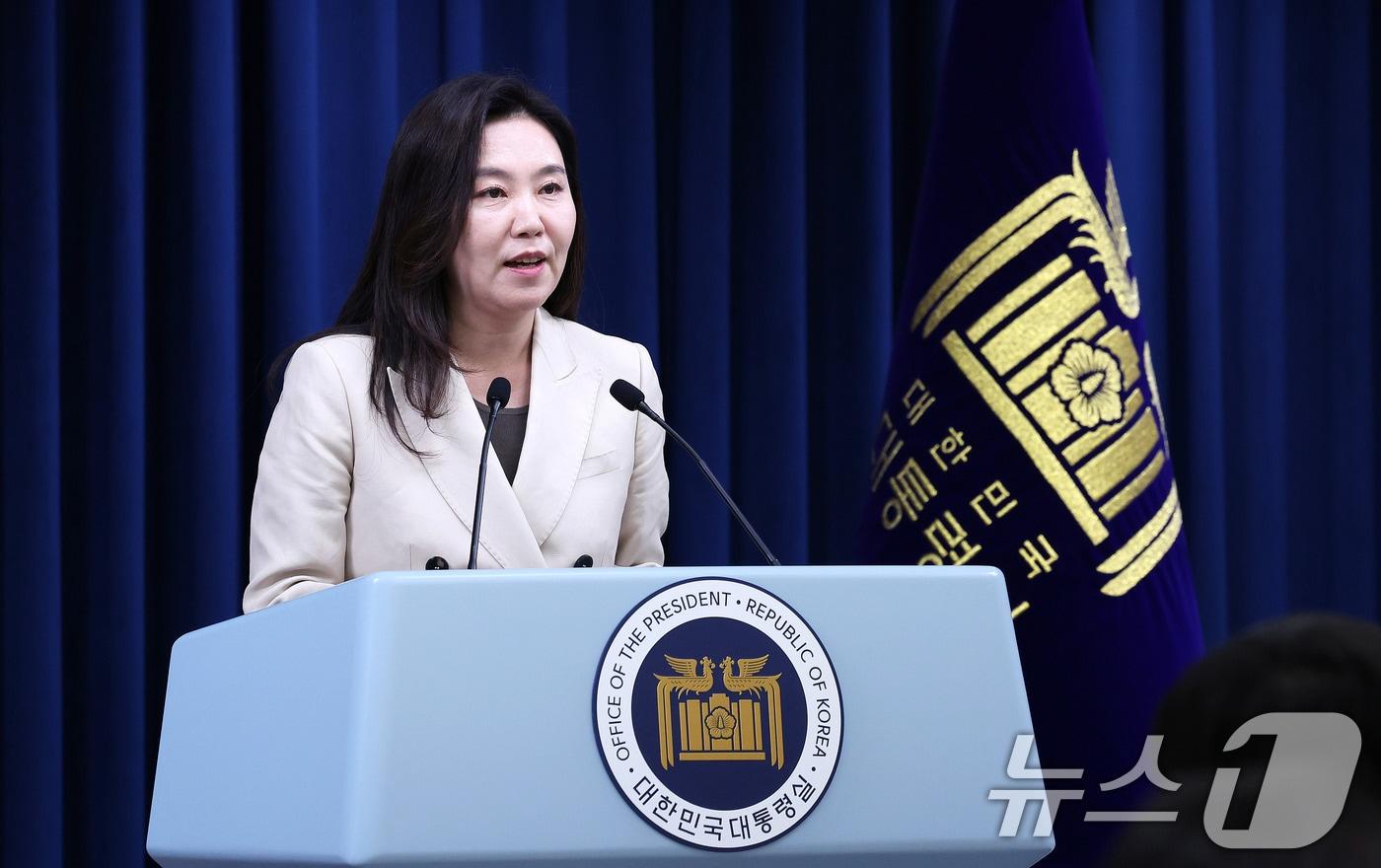 강유정 대통령실 대변인이 8일 서울 용산구 대통령실 청사에서 브리핑룸 개선 관련 브리핑을 하고 있다. 2025.6.8/뉴스1 ⓒ News1 박지혜 기자