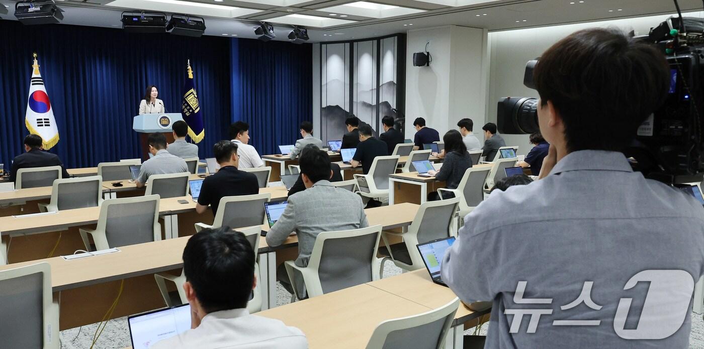 강유정 대통령실 대변인이 8일 서울 용산구 대통령실 청사에서 브리핑룸 개선 관련 브리핑을 하고 있다. 강 대변인은 이날 "기존 브리핑룸 체제를 유지하되 카메라 4대를 추가 도입할 예정＂이라며 ＂일방적인 소통에서 벗어나 기자들의 질의하는 모습이 담긴 쌍방향 소통의 모습을 전달할 것＂이라고 밝혔다. 2025.6.8/뉴스1 ⓒ News1 박지혜 기자