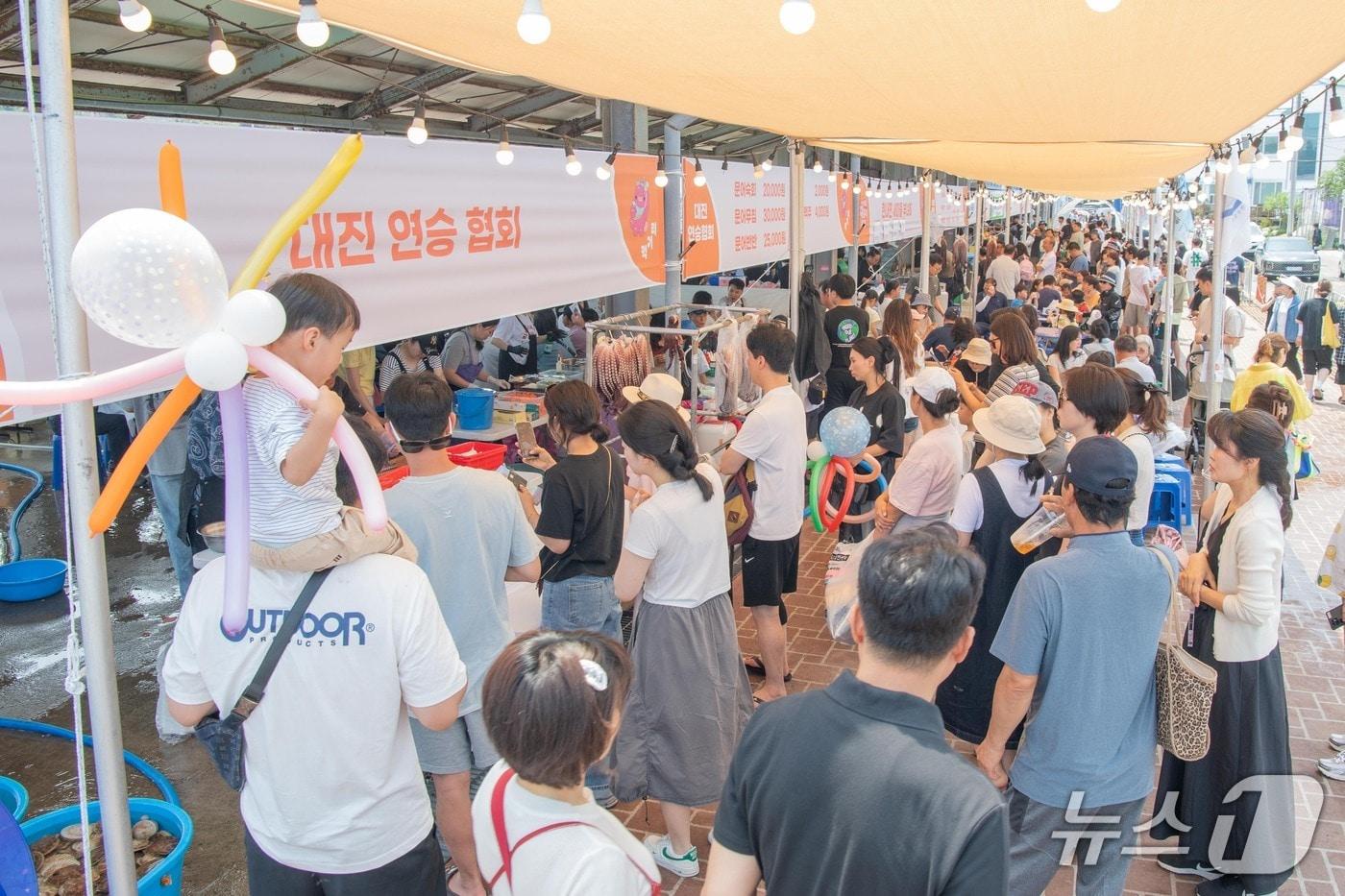 현충일 연휴였던 7~8일 강원 동해안 최북단 고성군 현내면 대진항 일대에서 열린 저도 대문어축제에 방문한 나들이객들이 즐거운 시간을 보내고 있다.(강원 고성군 제공, 재판매 및 DB 금지) 2025.6.8/뉴스1