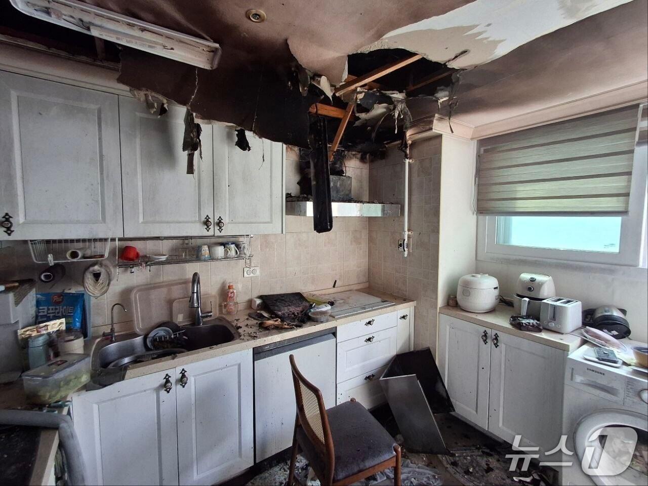 본문 이미지 -  경기 수원시 아파트 화재 현장&#40;경기도소방재난본부 제공. 재판매 및 DB 금지&#41;/뉴스1