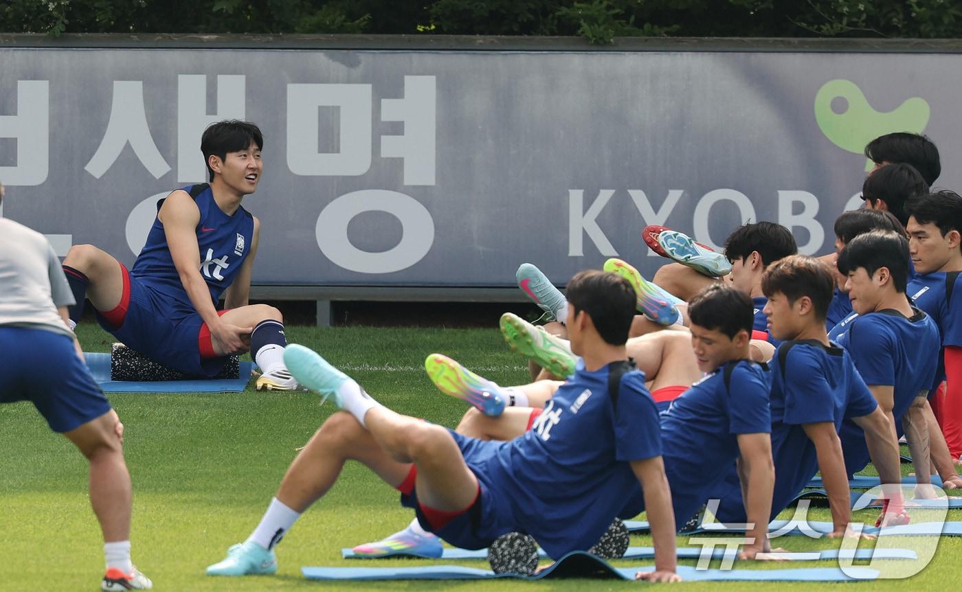 대한민국 축구 국가대표팀 이강인이 8일 오후 경기도 파주시 축구 국가대표 트레이닝센터&#40;NFC&#41;에서 열린 공개 훈련에서 동료들과 스트레칭을 하고 있다. 11회 연속 월드컵 본선 진출 금자탑을 쌓은 홍명보호는 오는 10일 서울월드컵경기장에서 쿠웨이트와 2026 국제축구연맹&#40;FIFA&#41; 북중미 월드컵 아시아 지역 3차예선 최종전 을 치른다. ⓒ News1 오대일 기자