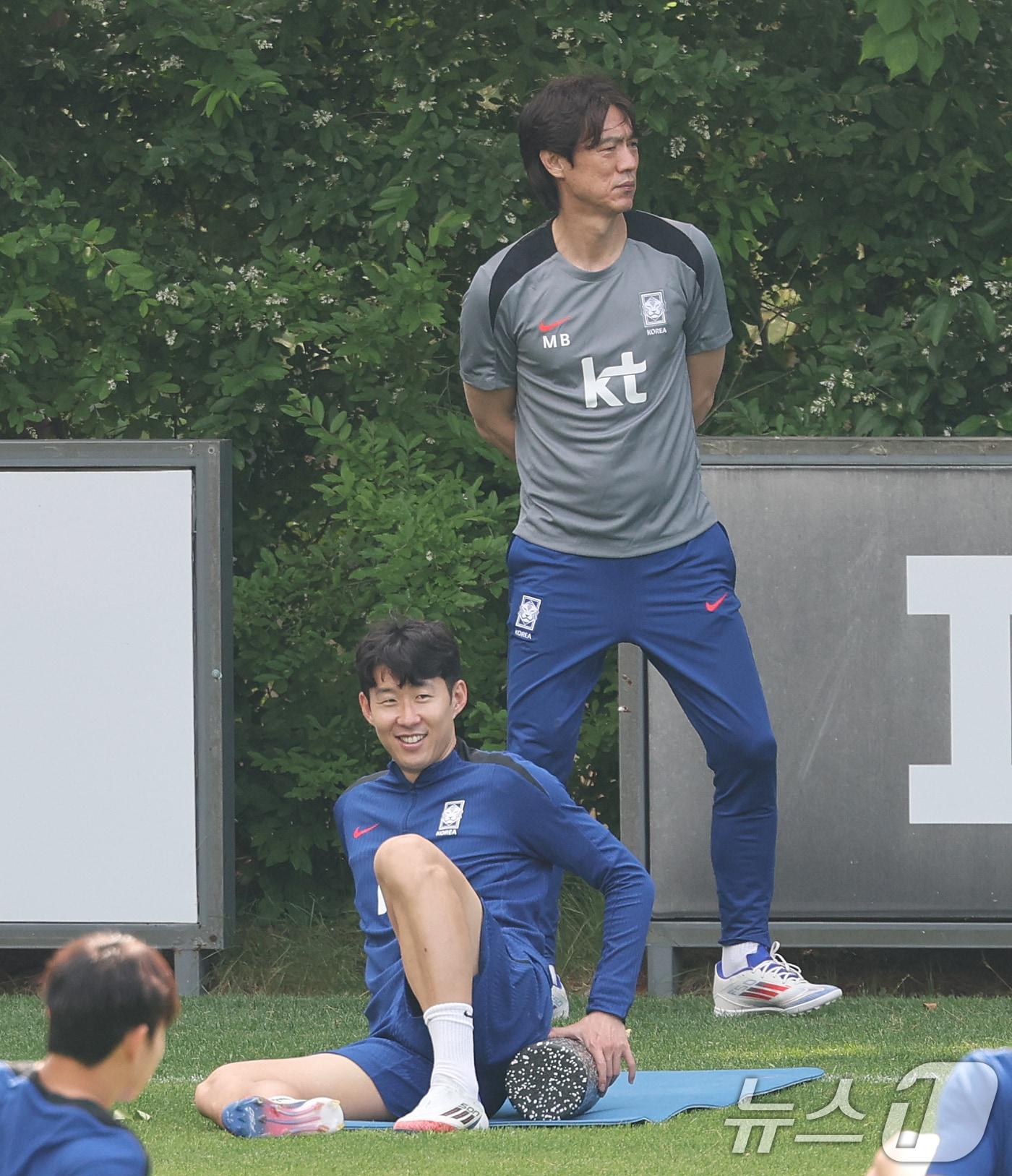 본문 이미지 - 대한민국 축구 국가대표팀 손흥민이 8일 오후 경기도 파주시 축구 국가대표 트레이닝센터(NFC)에서 열린 공개 훈련에서 홍명보 감독이 지켜보는 가운데 가볍게 몸을 풀고 있다. 2025.6.8/뉴스1 ⓒ News1 오대일 기자