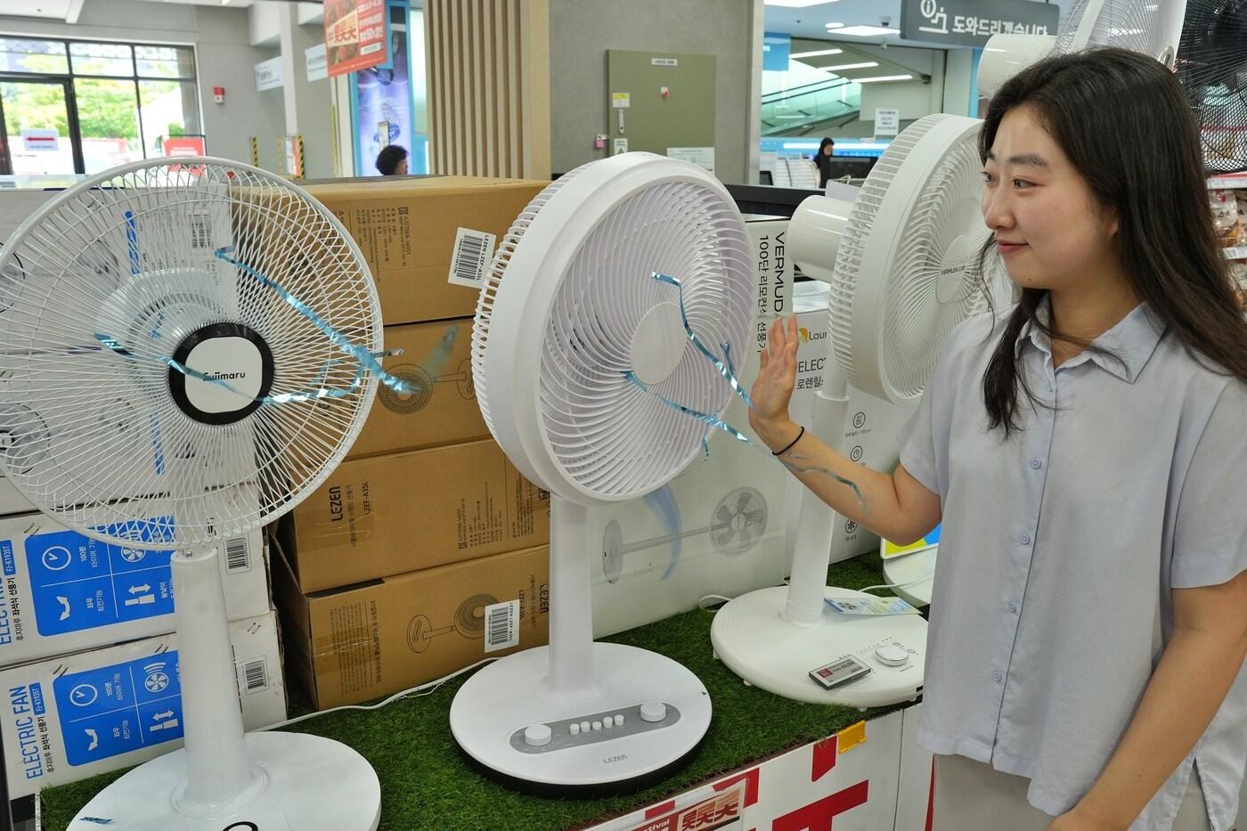 서울 노원구에 위치한 롯데마트 중계점에서 선풍기를 구매하는 고객의 모습(롯데쇼핑 제공)