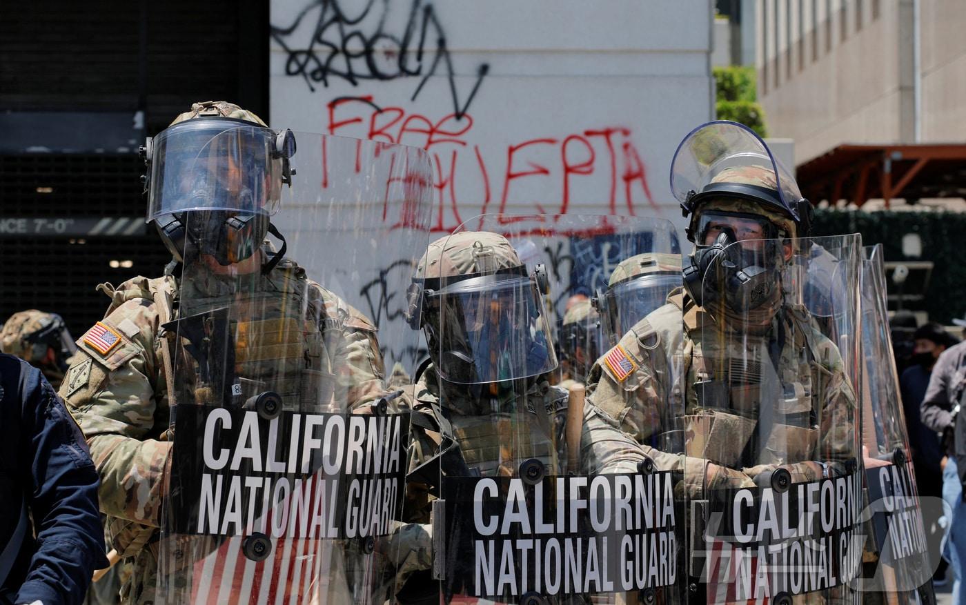 미국 캘리포니아주 로스앤젤레스(LA)에서 발생한 불법 이민자 단속 및 추방 작전에 반대하는 시위에 대응하기 위해 도널드 트럼프 미국 대통령이 배치를 명령한 캘리포니아 주방위군이 8일(현지시간) 시위대와 대치하고 있다. 2025.06.08 ⓒ 로이터=뉴스1 ⓒ News1 류정민 특파원