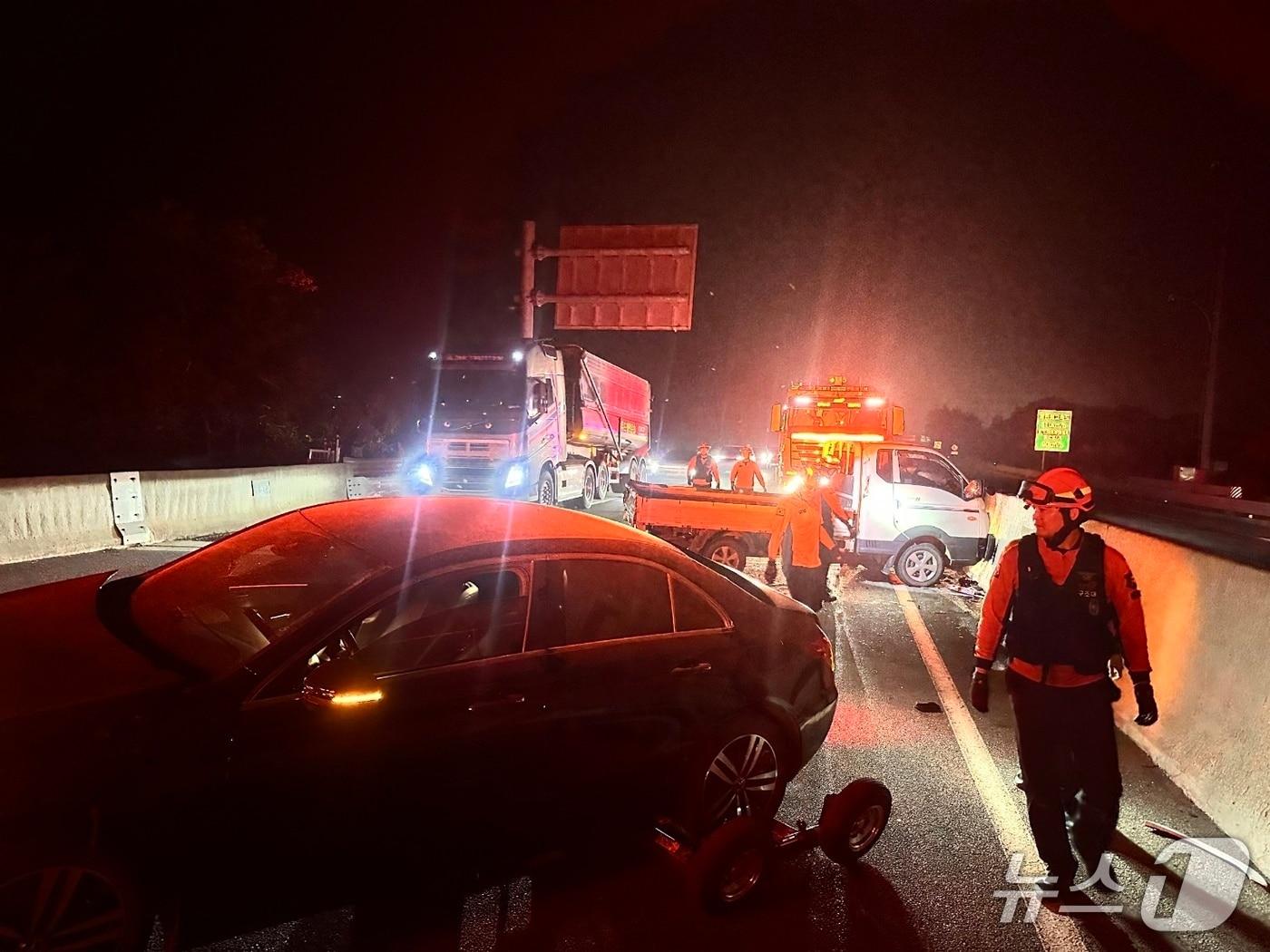본문 이미지 - 서천 화양면 서해안고속도로 교통 사고 현장. &#40;군산소방서 제공, 재판매 및 DB금지&#41; / 뉴스1 