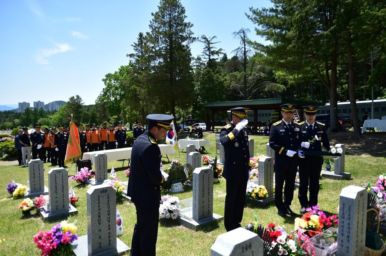 본문 이미지 - 지난 5일 김수환 중앙119구조본부장과 동료들이 국립 대전현충원을 찾아 소속 순직 소방인 7인의 모역에서 참배하고 있다.(소방청 제공)