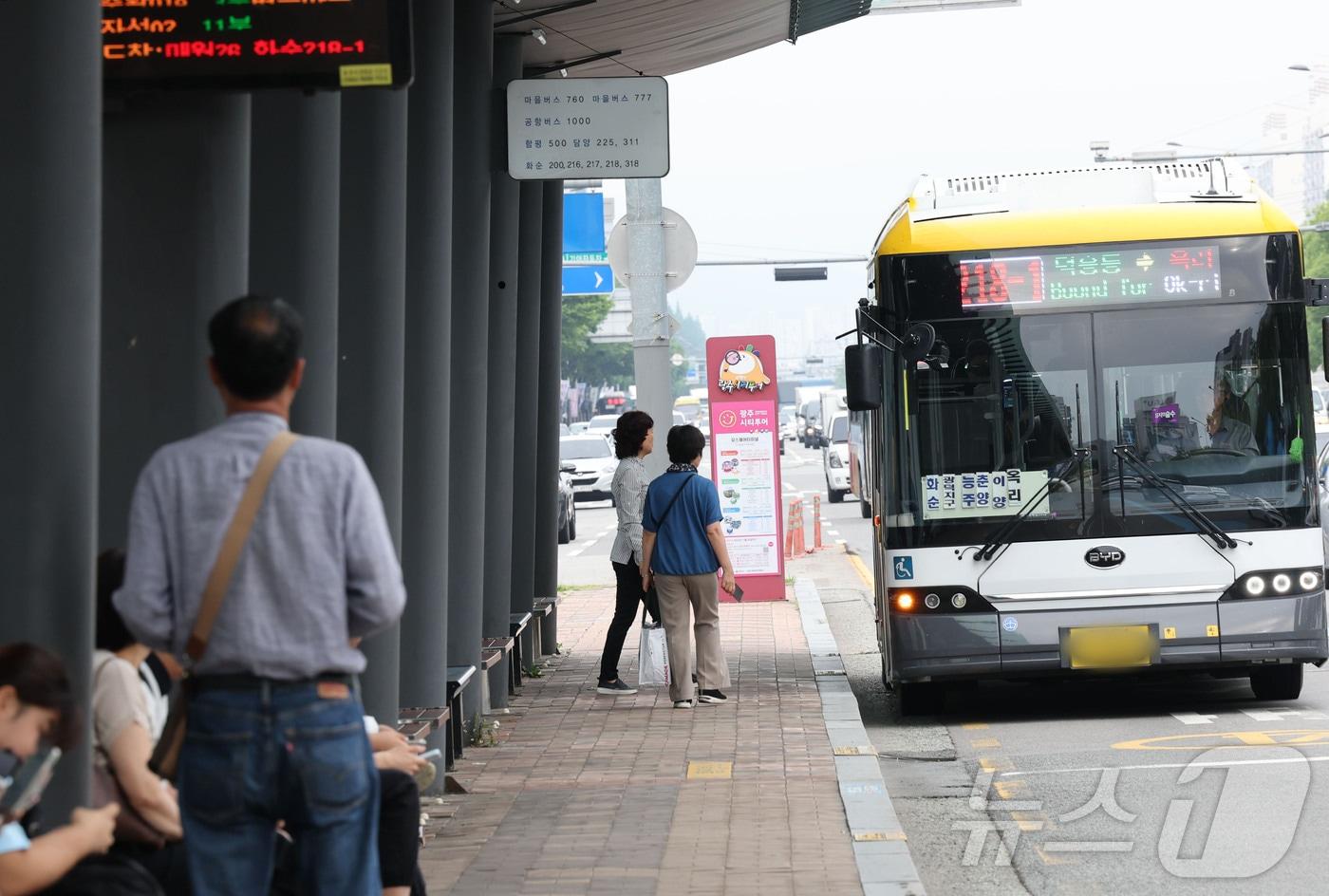 한국노총 광주버스노조가 무기한 전면 파업에 돌입한 9일 광주 서구 광천종합버스터미널에서 시민들이 버스를 기다리고 있다. 2025.6.9/뉴스1 ⓒ News1 박지현 기자