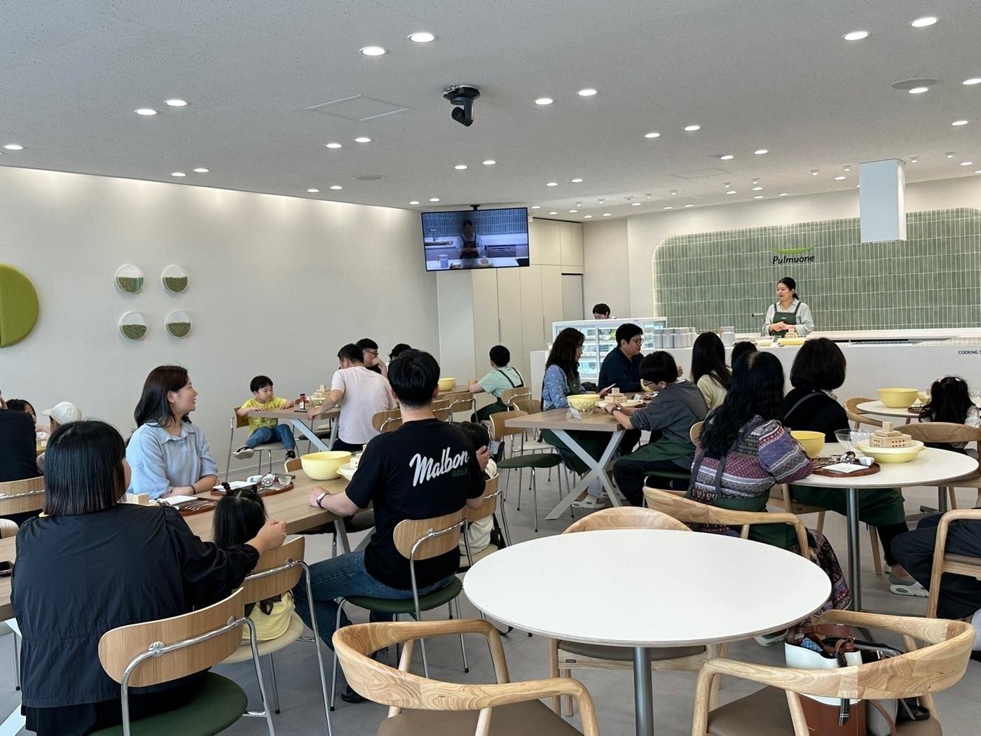 본문 이미지 -  풀무원 두부공장 견학 프로그램에 참가한 고객들이 리뉴얼된 쿠킹 스튜디오에서 체험 담당자의 설명을 듣고 있다.(풀무원 제공)