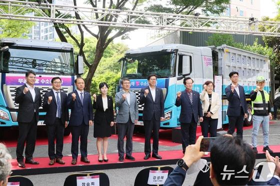 본문 이미지 - 현대차는 5일 부산시청 야외주차장에서 &#39;부산광역시 수소청소차 도입 시민공개행사&#39;에서 향후 부산시에 공급할 수소청소차 2종을 공개했다. 사진 왼쪽부터 현대차 부산지역본부장 홍정호 상무, 현대차 에너지&수소정책담당 신승규 전무, &#40;왼쪽에서 여섯번째&#41; 박형준 부산시장 등 주요 관계자들이 기념사진을 촬영하는 모습.&#40;현대차 제공&#41;
