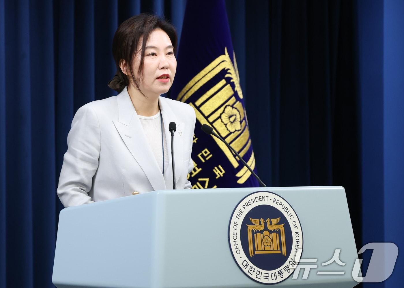 본문 이미지 - 강유정 대통령실 대변인이 9일 서울 용산구 대통령실 청사에서 경호처 인선 관련 브리핑을 하고 있다2025.6.9/뉴스1 ⓒ News1 허경 기자