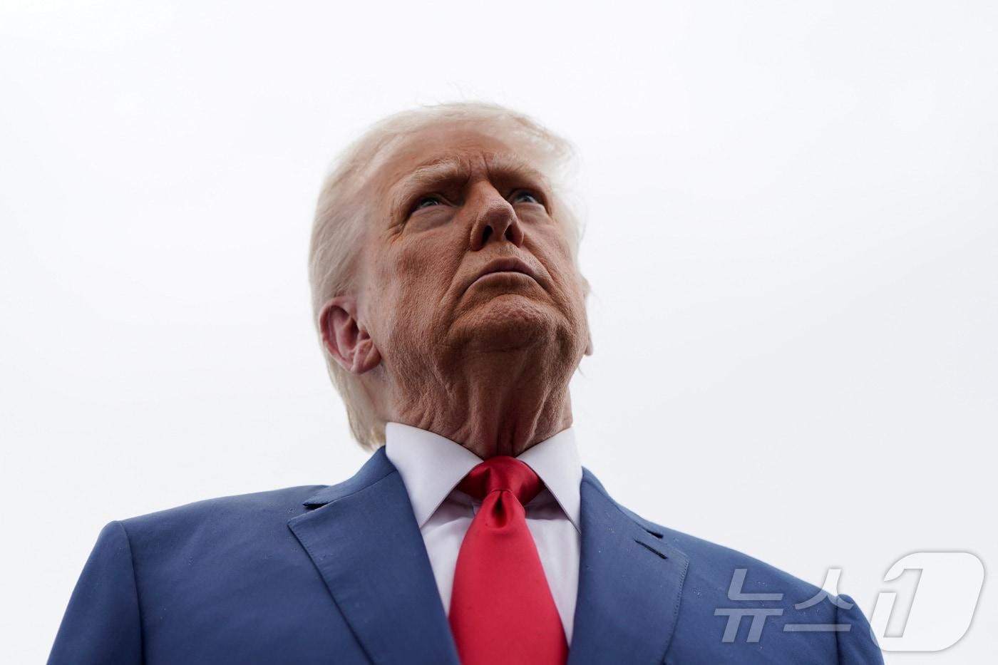 도널드 트럼프 미국 대통령이 8일(현지시간) 미국 뉴저지주 모리스타운 시립공항에서 기자들과 만나 로스앤젤레스(LA)에서 발생한 시위를 진압하기 위해 주방위군을 동원한 것과 관련, "폭력을 용납하지 않을 것＂이라고 말하고 있다. 트럼프 대통령은 그러면서도 보다 강력한 '반란법'은 아직 발동할 계획이 없다고 밝혔다. 2025.06.08 ⓒ 로이터=뉴스1 ⓒ News1 류정민 특파원