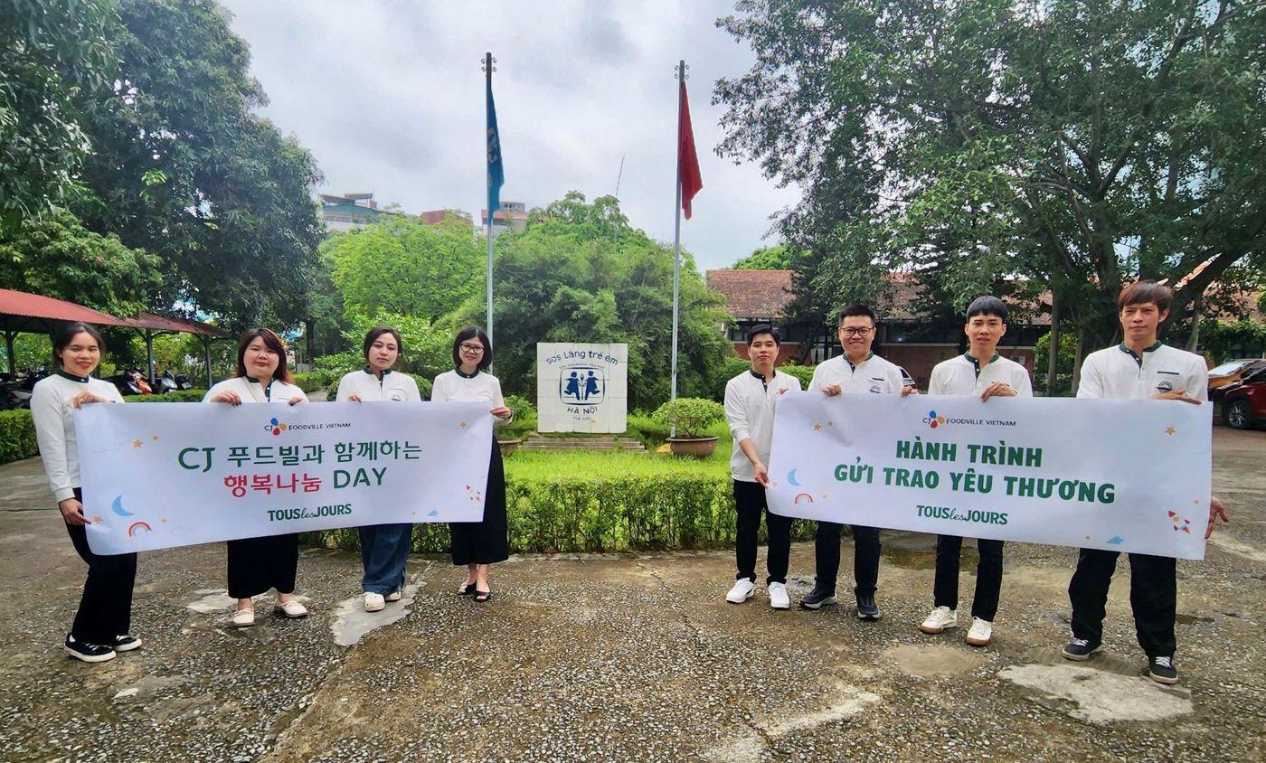 CJ푸드빌 임직원들이 베트남 어린이날 맞아 현지 임직원 봉사활동을 진행한 후 기념 촬영을 하는 모습.(CJ푸드빌 제공)