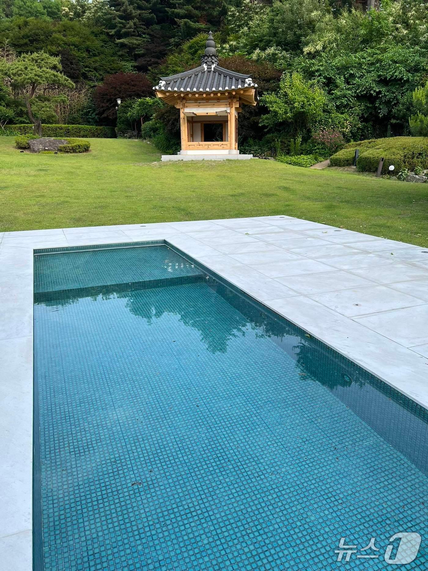 본문 이미지 - 한남동 대통령 관저 정원에 위치한 수영장. 깊이가 옅고  길이도 길지 않아 윤석열 전 대통령 측이 &#39;반려견 수영장&#39;으로 사용한 것 아니냐는 의심을 사고 있다. &#40;민주당 박홍근 의원 SNS 갈무리&#41;  ⓒ 뉴스1