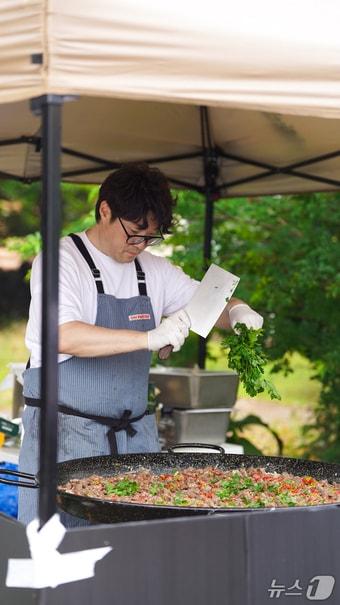 본문 이미지 - 비양도 오디밥상 행사에서 요리하는 오세득 셰프(한국관광공사 제공)