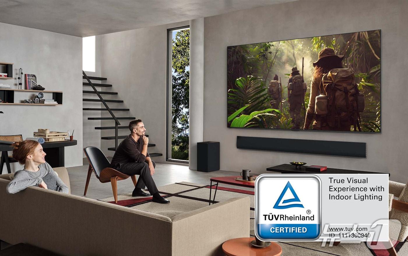 2025년형 LG 올레드 TV 전 제품이 글로벌 인증기관 TUV 라인란드의  ‘실내조명 환경 화질 인증(True Visual Experience with Indoor Lighting)’에서 가장 높은 ‘퍼펙트’ 등급을 획득했다. (사진제공 = LG전자) 