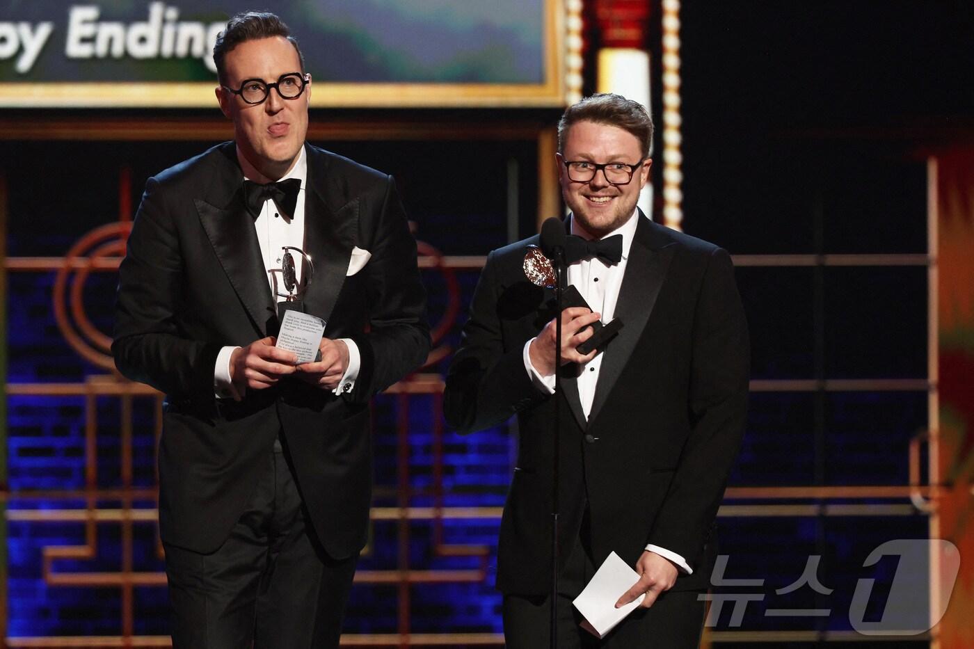 9일 오전(한국 시각) 미국 뉴욕 라디오시티 뮤직홀에서 열린 제78회 토니상 시상식에서 '어쩌면 해피엔딩'으로 무대디자인상(Best Scenic Design of a Musical)을 받은 디자이너 데인 레프리와 조지 리브. ⓒ 로이터=뉴스1 ⓒ News1 정수영 기자