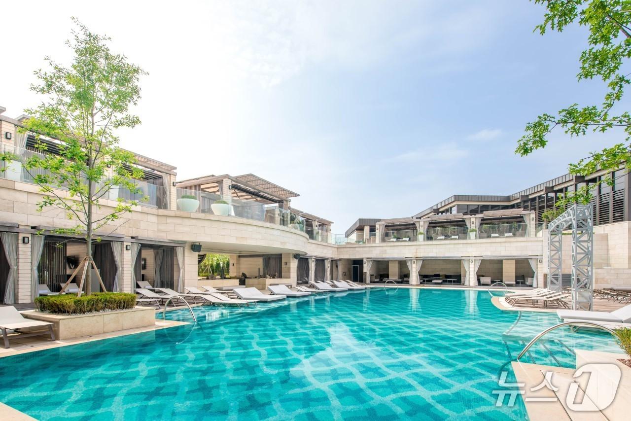 본문 이미지 - 파라다이스시티아웃도어 풀(파라다이스 호텔앤리조트 제공)