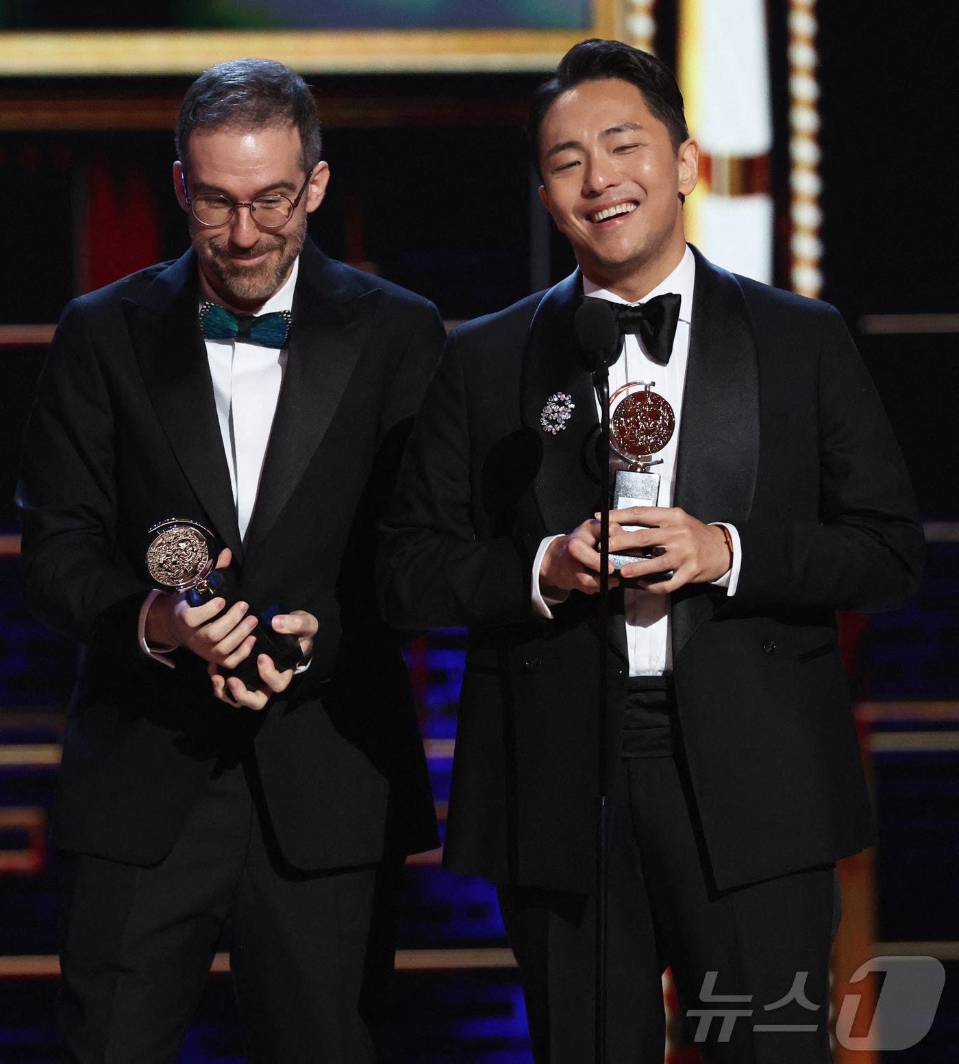 본문 이미지 - 제78회 토니상 시상식에서 &#39;어쩌면 해피엔딩&#39;의 창작진 윌 애런슨&#40;왼쪽&#41;과 박천휴/ ⓒ 로이터=뉴스1 ⓒ News1 포토공용 기자