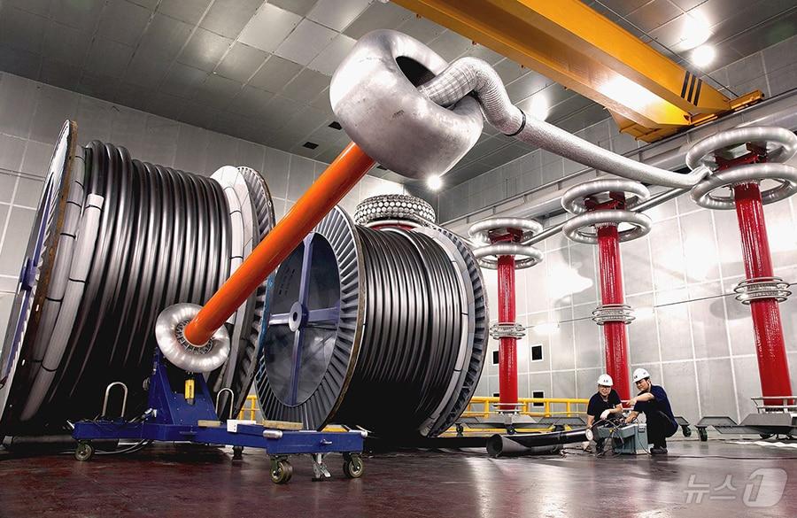 본문 이미지 - LS전선 직원이 구미 공장에서 초고압 직류(HVDC) 케이블을 테스트하고 있다.(LS전선 제공) ⓒ News1 최동현 기자