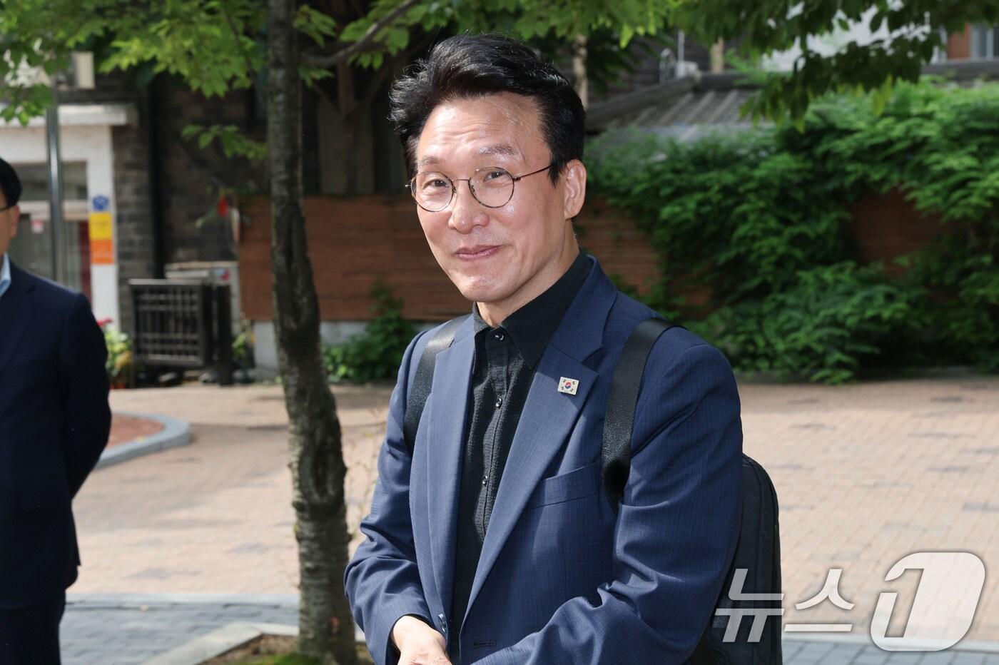 김민석 국무총리 후보자가 9일 오전 서울 종로구 통의동 금융감독원 연수원에 마련된 인사청문회 준비 사무실로 출근을 하고 있다. 2025.6.9/뉴스1 ⓒ News1 임세영 기자