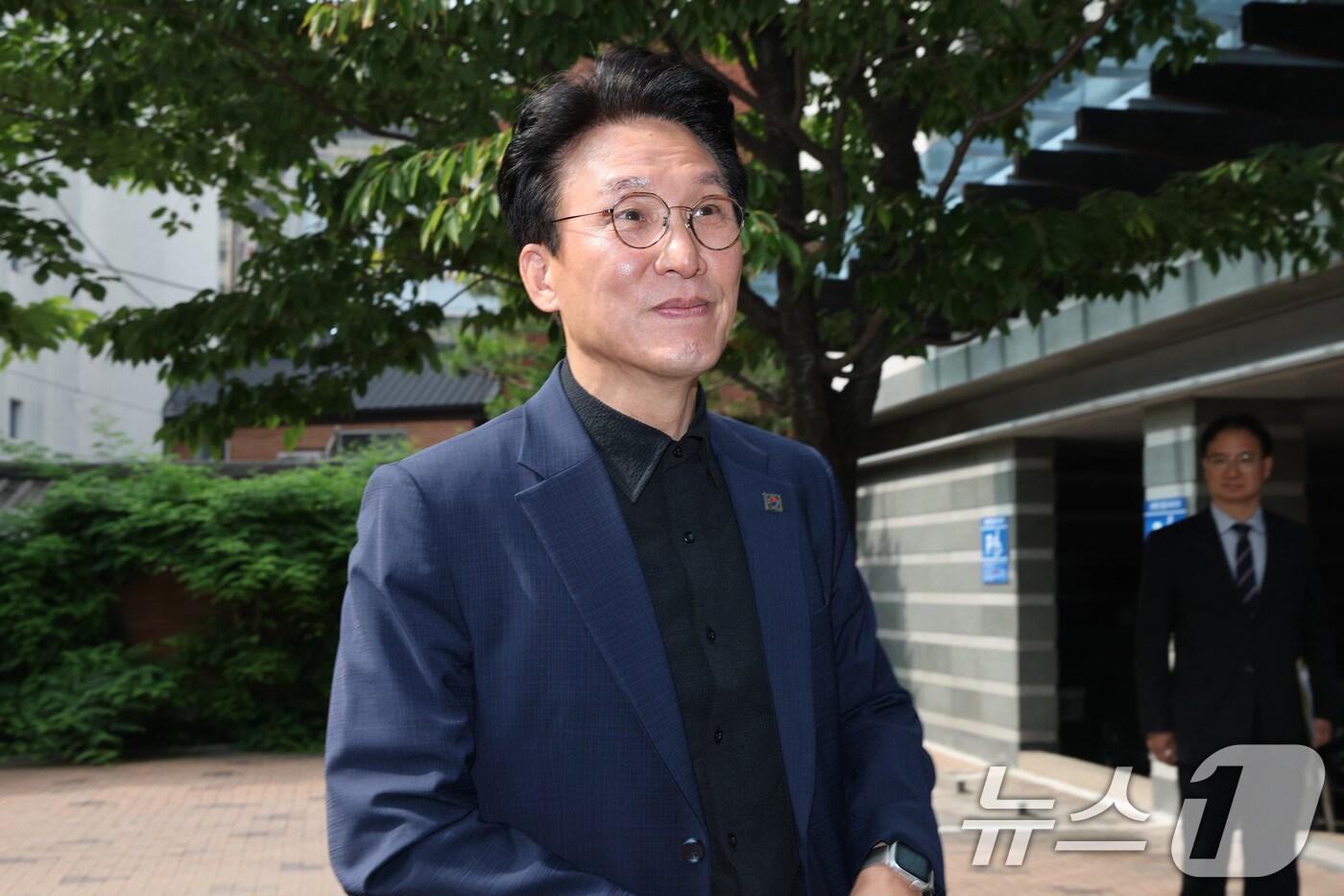 김민석 국무총리 후보자가 9일 오전 서울 종로구 통의동 금융감독원 연수원에 마련된 인사청문회 준비 사무실로 출근을 하고 있다. 2025.6.9/뉴스1 ⓒ News1 임세영 기자