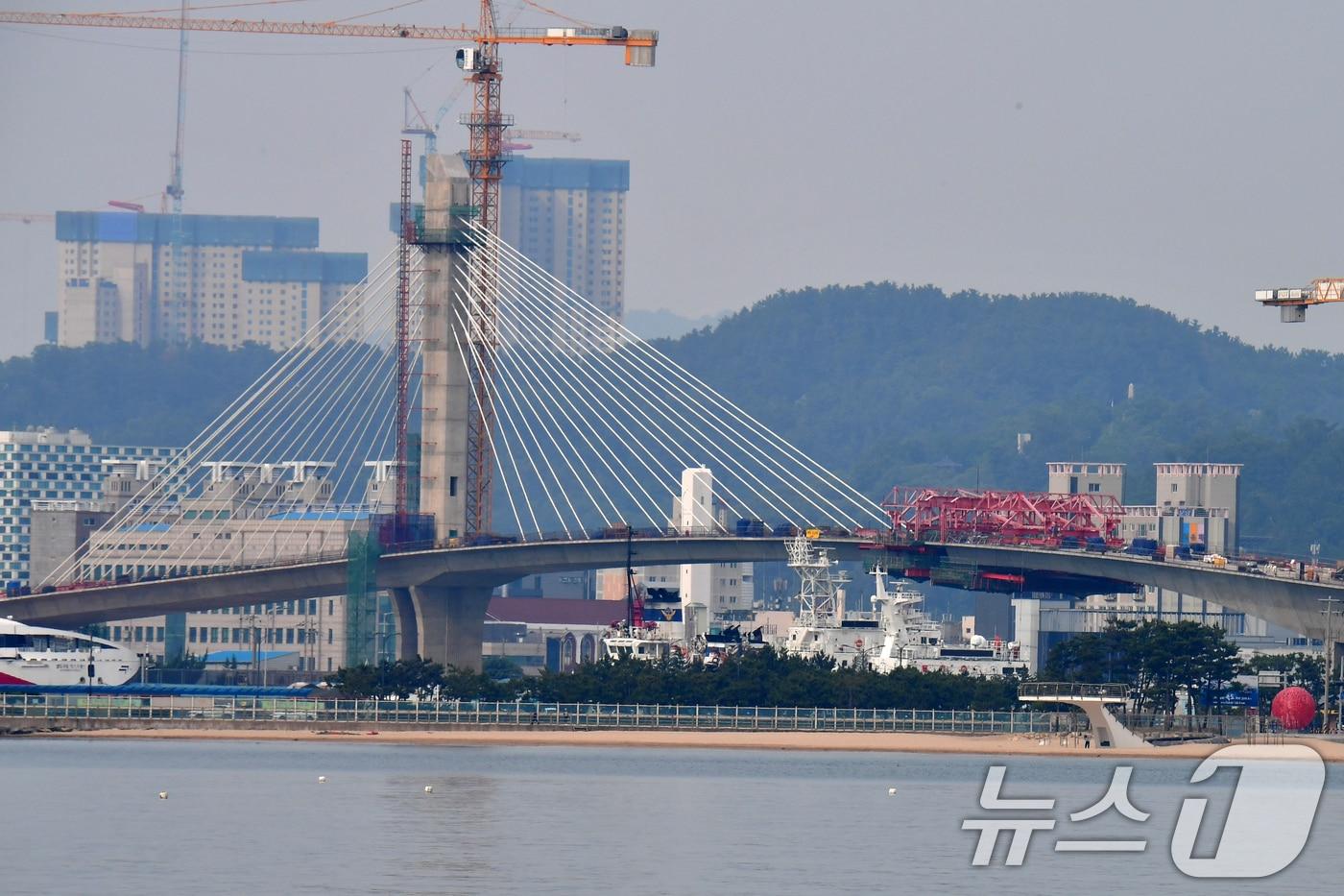 포항시 북구 학산동과 송도동을 연결하는 가칭 동빈대교가 상판 연결을 앞두고 있다. 11월 말 준공을 목표로 건설 중인 동빈대교는 이달 중 양쪽 상판이 연결된다.2025.6.9/뉴스1 ⓒ News1 최창호 기자