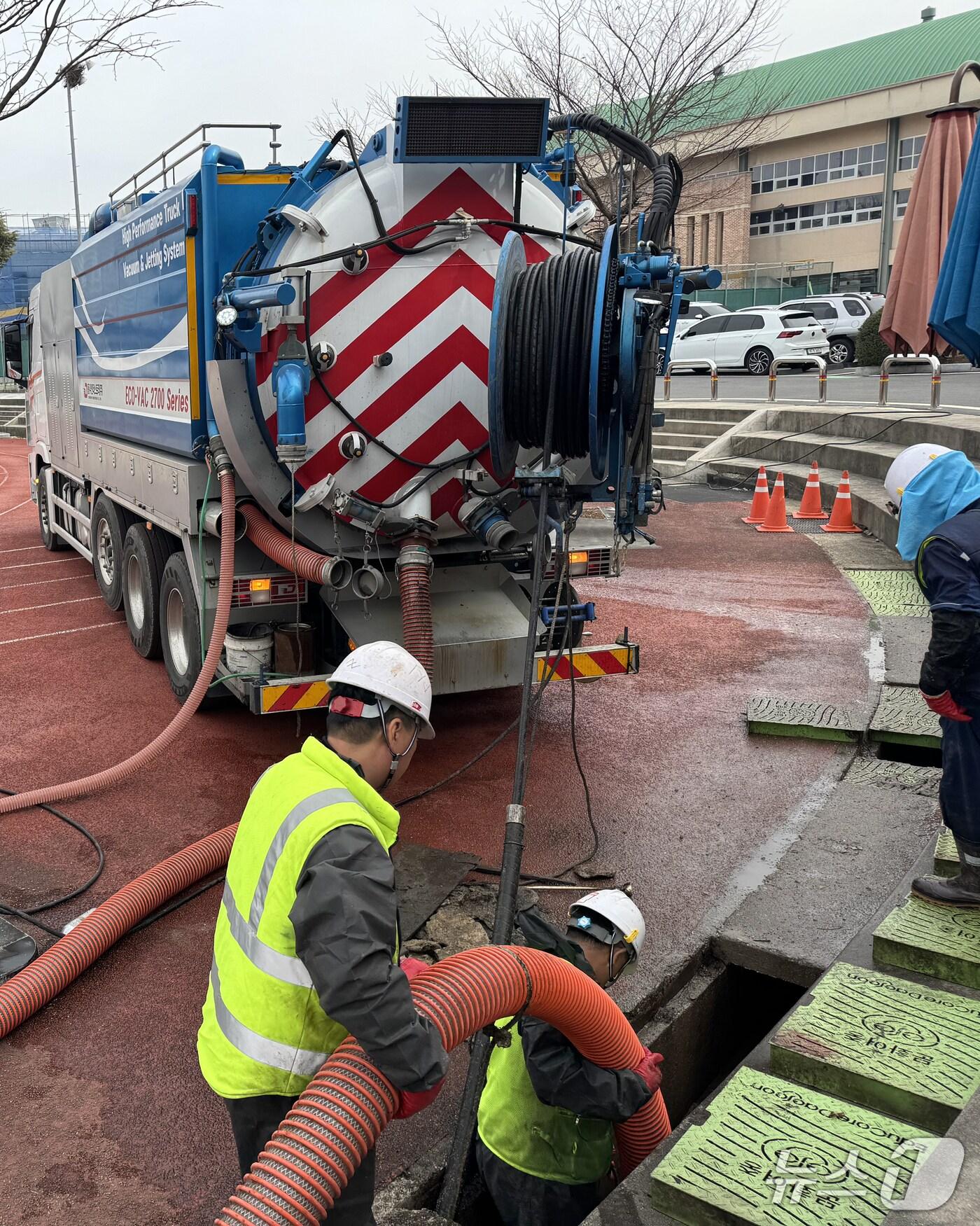 본문 이미지 - 대전동부교육지원청은 6월 말까지 관내 초·중·고 19개 학교를 대상으로 ‘2025년 학교 배수로 정비사업’을 추진한다. (대전동부교육지원청 제공. 재판매 및 DB 금지)2025.6.9/뉴스1