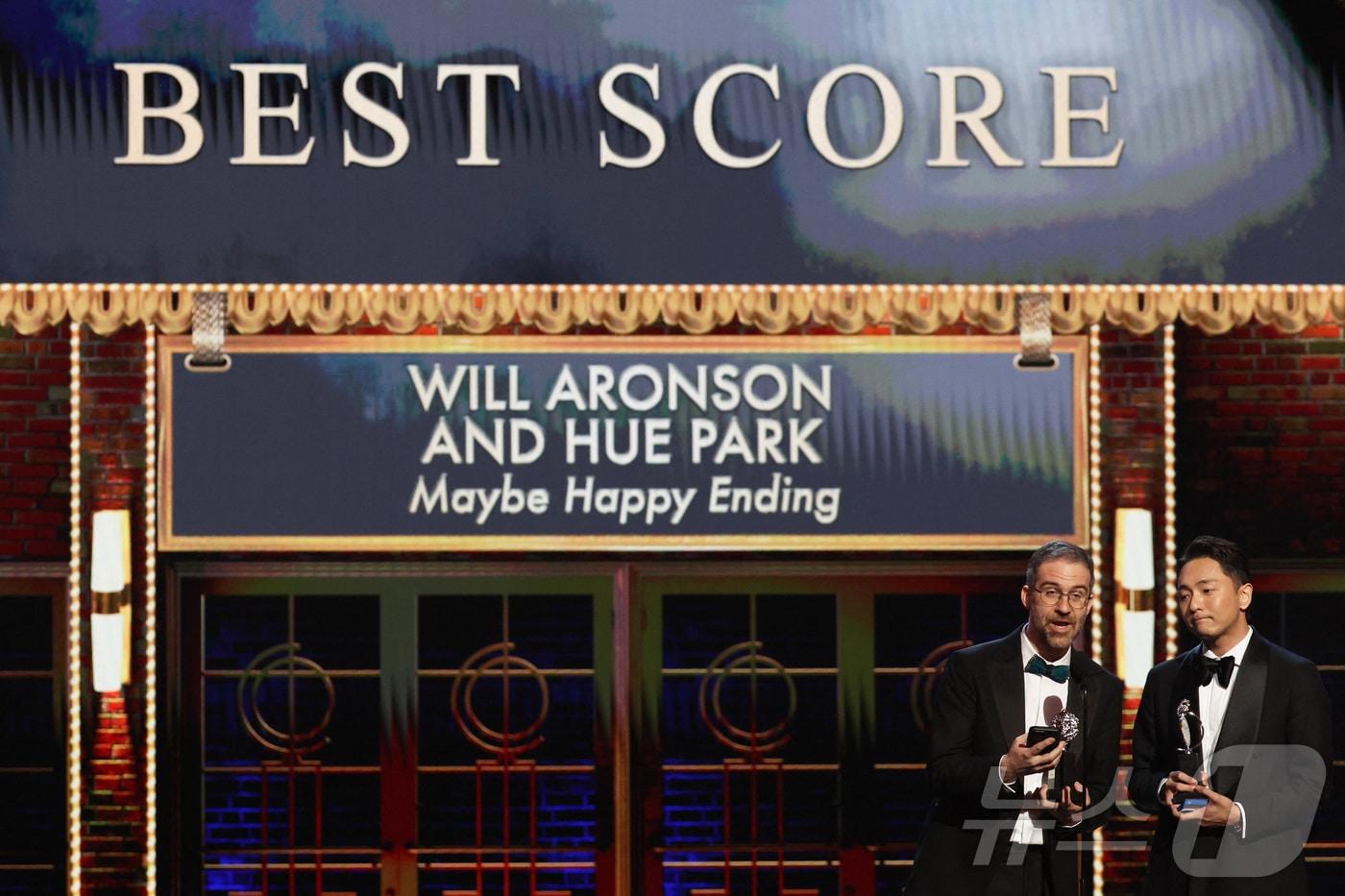 9일 오전&#40;한국 시각&#41; 미국 뉴욕 라디오시티 뮤직홀에서 열린 제78회 토니상 시상식에서 &#39;어쩌면 해피엔딩&#39;으로 음악상&#40;Best Score&#41;을 받은 윌 애런슨&#40;왼쪽&#41;과 박천휴. ⓒ 로이터=뉴스1 ⓒ News1 정수영 기자
