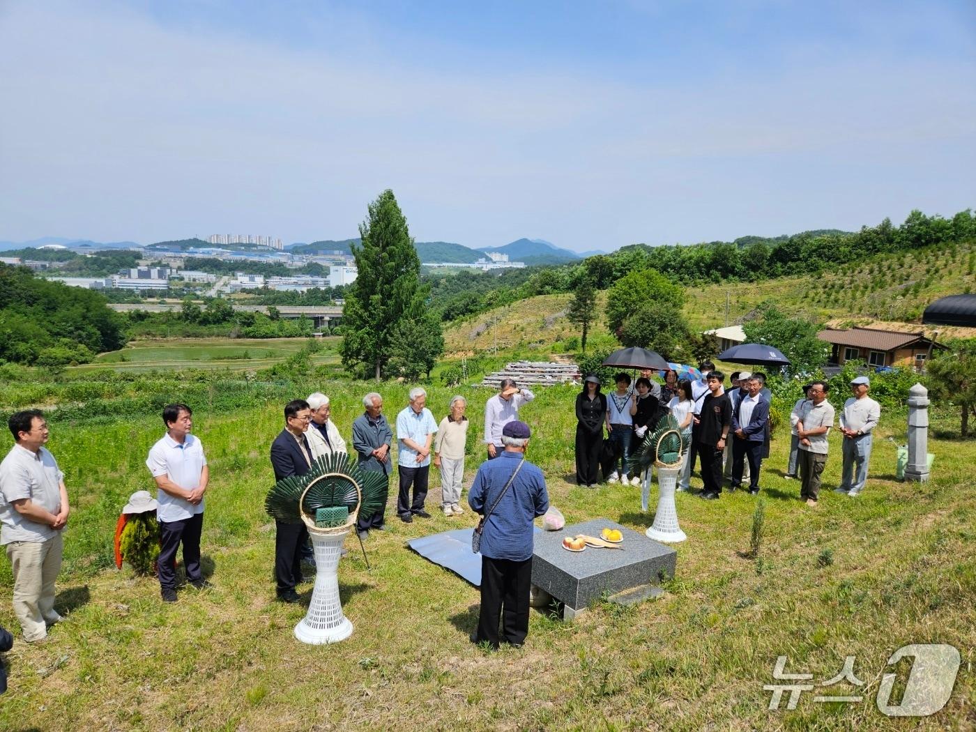 본문 이미지 -  평생을 땅과 생명, 농민의 권익을 위해 살아온 김상덕 전 가톨릭농민회 회장의 생애가 타계 1주기를 맞아 재조명되고 있다. 사진은 1주년 추모제.(독자 제공. 재판매 및 DB금지)/뉴스1