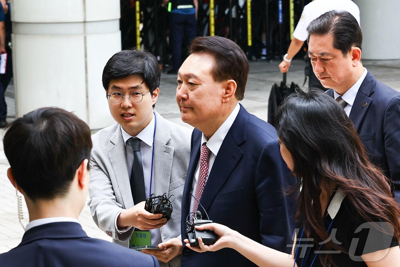 윤석열 전 대통령이 9일 서울중앙지방법원에서 열린 내란 우두머리 혐의·직권남용 권리행사 방해 혐의 사건 6차 공판에 출석하고 있다. 2025.6.9/뉴스1 ⓒ News1 사진공동취재단