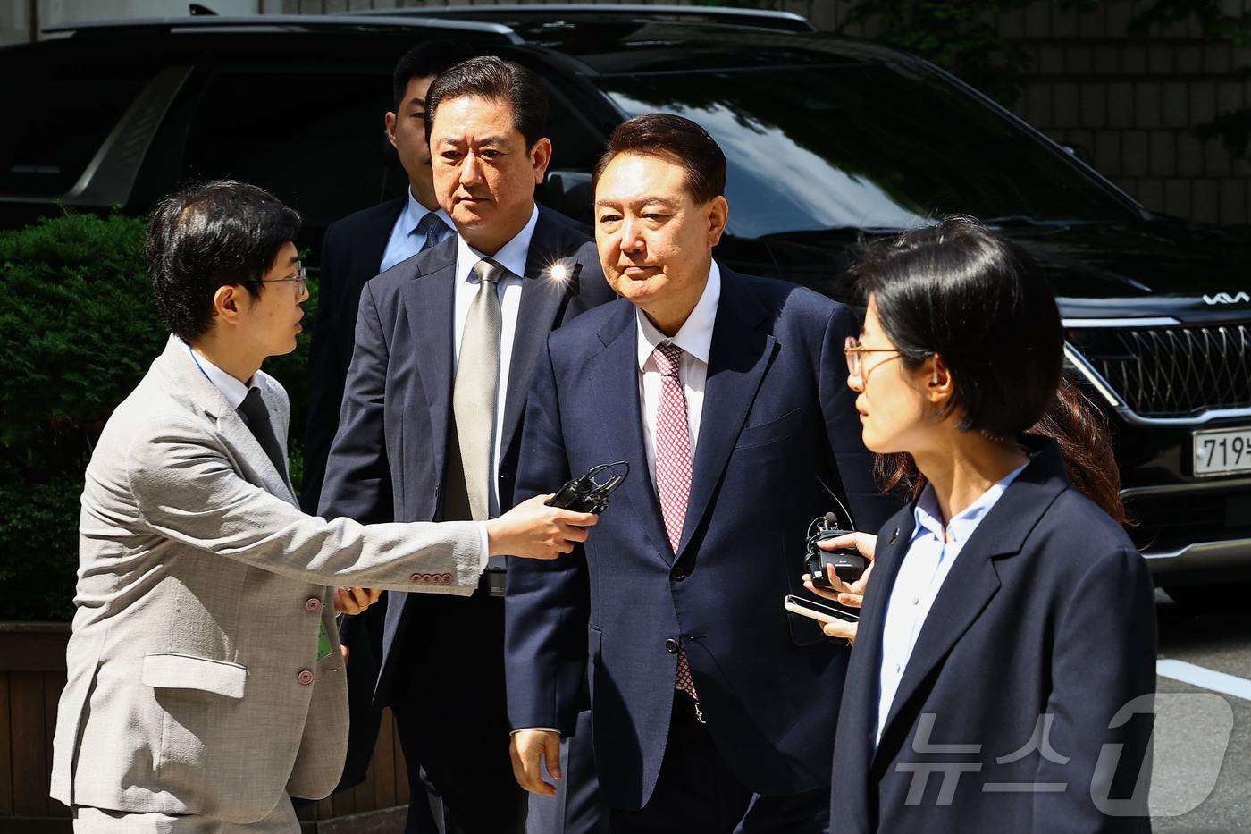 윤석열 전 대통령이 9일 서울중앙지방법원에서 열린 내란 우두머리 혐의·직권남용 권리행사 방해 혐의 사건 6차 공판에 출석하고 있다. 2025.6.9/뉴스1 ⓒ News1 사진공동취재단