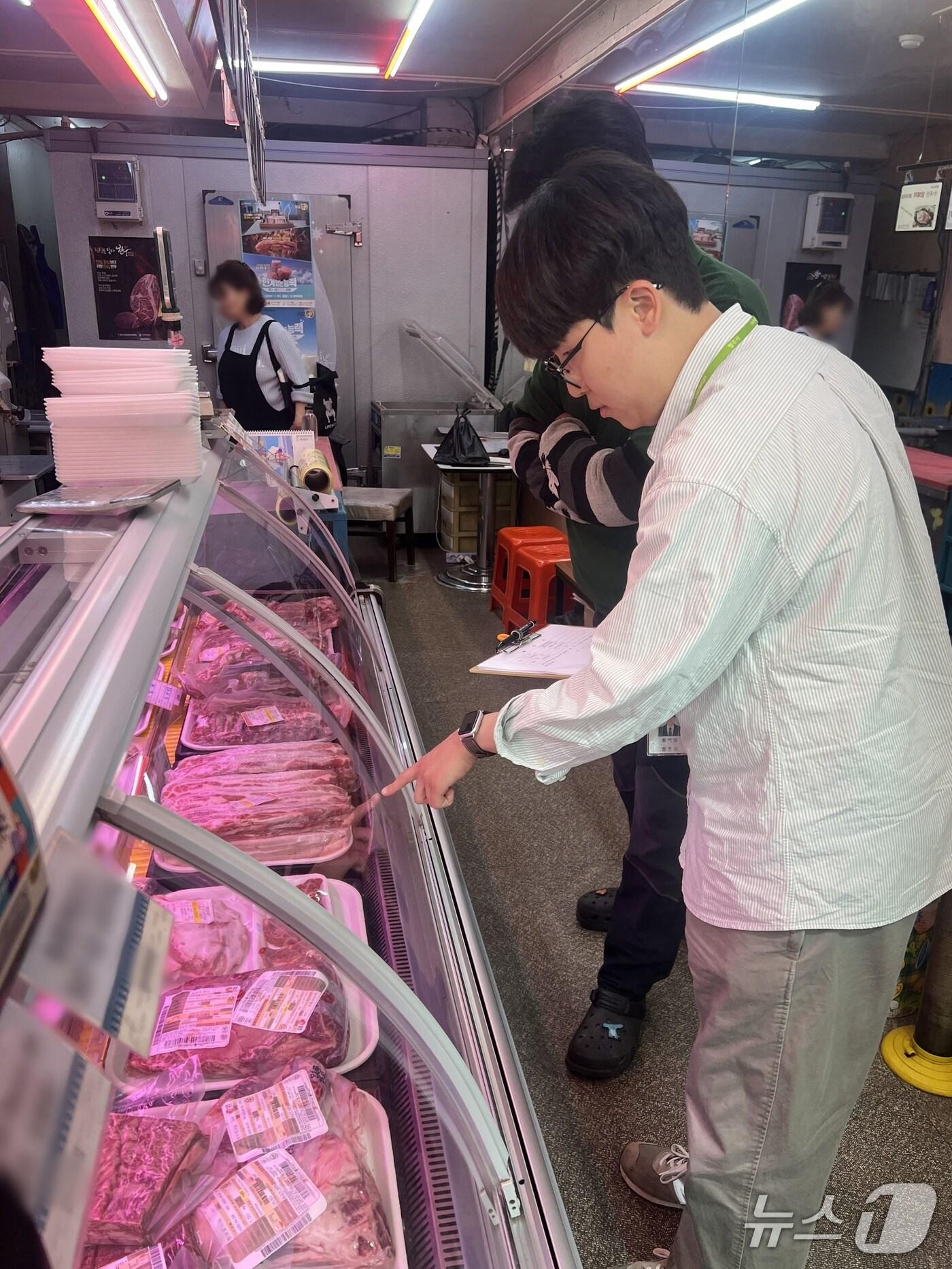 본문 이미지 - 여름휴가철 대비 축산물 유통단계 합동단속(청주시 제공. 재판매 및 DB금지)/뉴스1