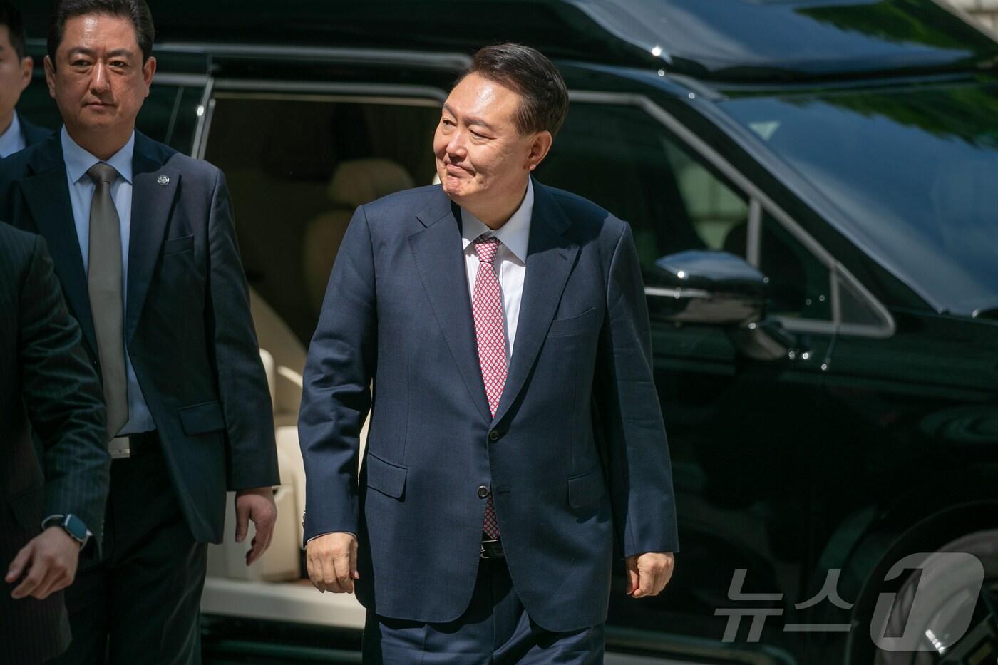 윤석열 전 대통령이 9일 오전 서울 서초구 서울중앙지방법원에서 &#39;내란 우두머리&#39; 혐의 사건 6차 공판에 출석하고 있다. 2025.6.9/뉴스1 ⓒ News1 사진공동취재단