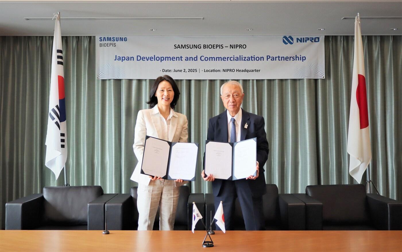 삼성바이오에피스 김경아 사장&#40;왼쪽&#41;과 니프로 코퍼레이션 사노 요시히코 사장&#40;오른쪽&#41;이 파트너십 계약을 체결하고 기념 사진을 촬영하고 있다.&#40;삼성바이오에피스 제공&#41;