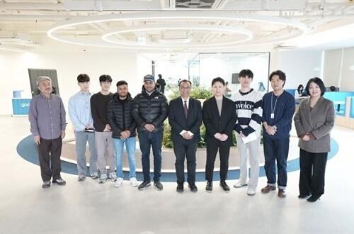 본문 이미지 - 구름 오피스를 방문한 카트만두 대학교 Manish Pokharel 컴퓨터 공학대학 학장 &#40;가운데&#41;, Binod Pant 수학과 교수&#40;가운데에서 왼쪽 첫번째&#41; / 사진=구름 제공