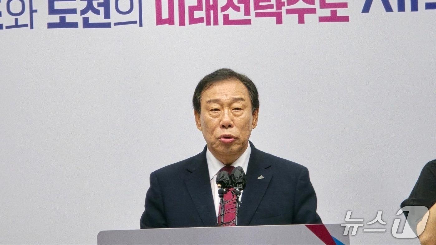 9일 해수부 부산 이전과 관련해 기자회견하는 최민호 세종시장. / 뉴스1