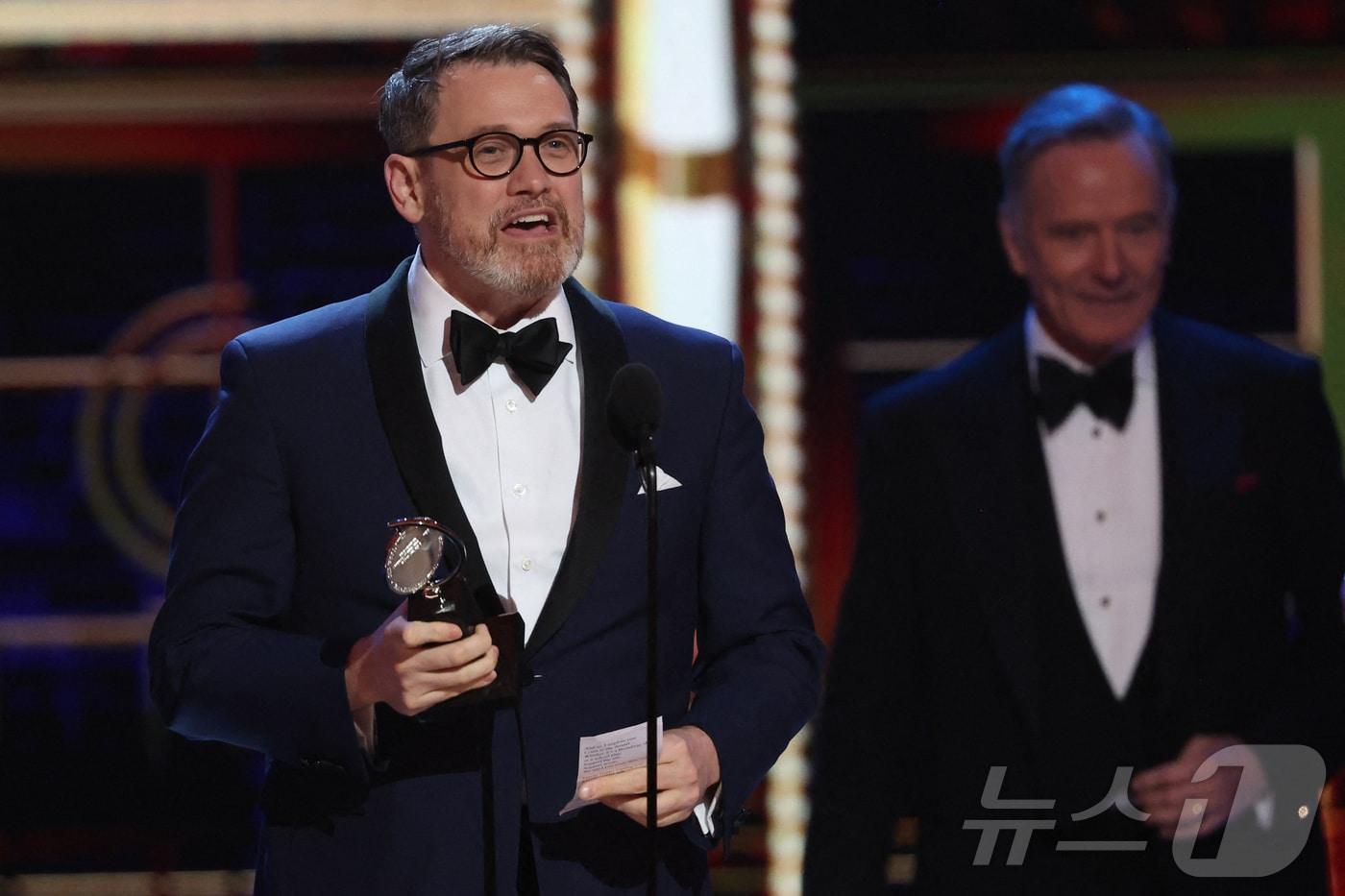 9일 오전(한국 시각) 미국 뉴욕 라디오시티 뮤직홀에서 열린 제78회 토니상 시상식에서 '어쩌면 해피엔딩'으로 연출상(Best Direction of a Musical)을 받은 마이클 아든(Michael Arden). ⓒ 로이터=뉴스1 ⓒ News1 정수영 기자