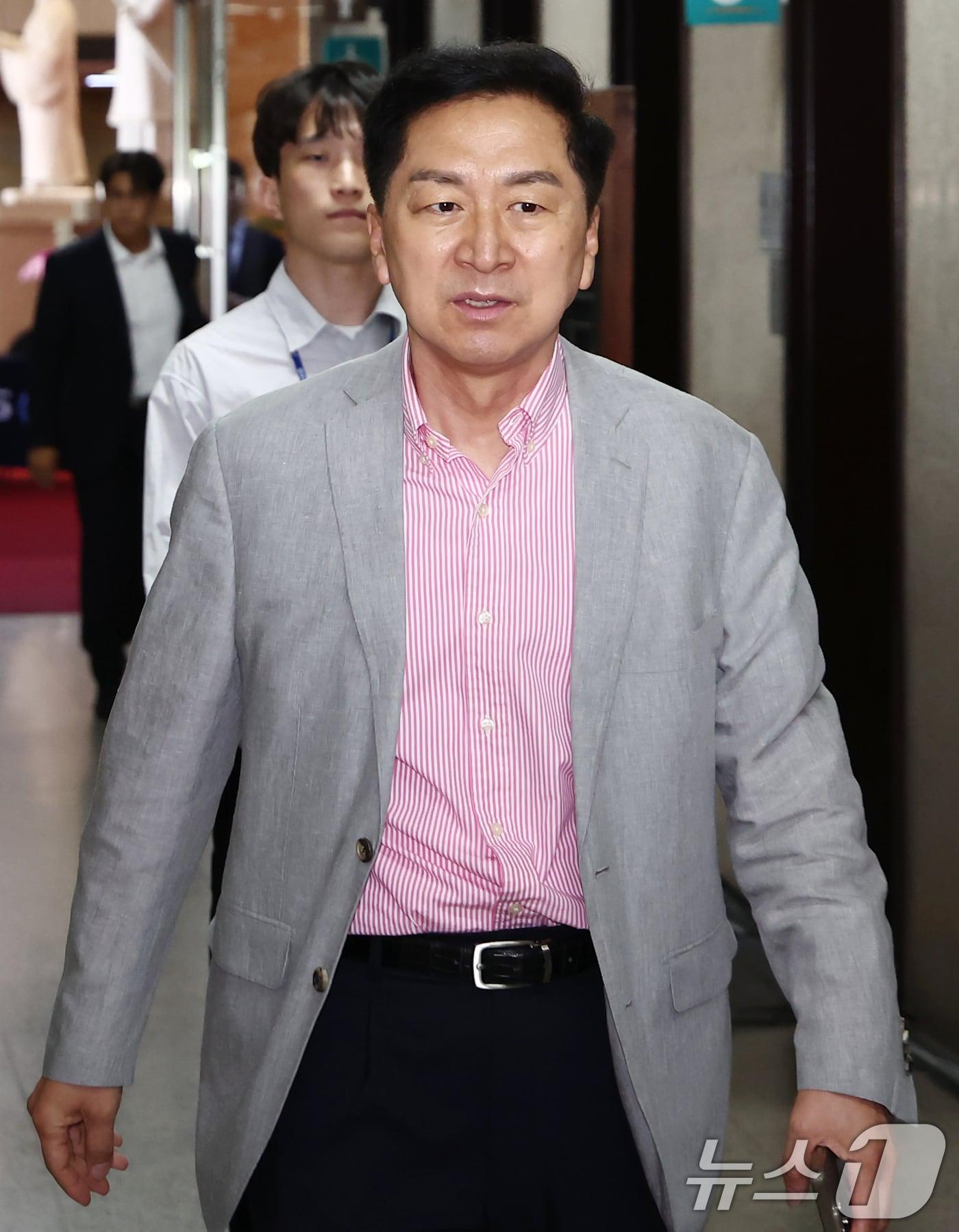 본문 이미지 - 김기현 국민의힘 의원이 9일 서울 여의도 국회에서 열린 4선 이상 중진 의원 회동에 참석하기 위해 이동하고 있다. 2025.6.9/뉴스1 ⓒ News1 김민지 기자