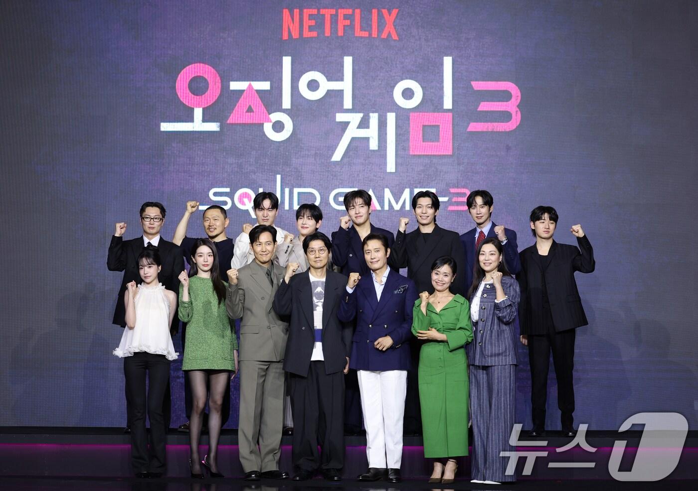 9일 서울 용산구 서울드래곤시티에서 열린 넷플릭스 시리즈 '오징어 게임' 시즌3 제작발표회에서 드라마 주역들이 포즈를 취하고 있다. '오징어 게임' 시즌3은 자신만의 목적을 품고 다시 참가한 게임에서 가장 친한 친구를 잃고 만 ‘기훈’과, 정체를 숨긴 채 게임에 숨어들었던 프론트맨, 그리고 그 잔인한 게임 속에서 살아남은 참가자들의 마지막 운명을 그린 이야기​다. 2025.6.9/뉴스1 ⓒ News1 권현진 기자
